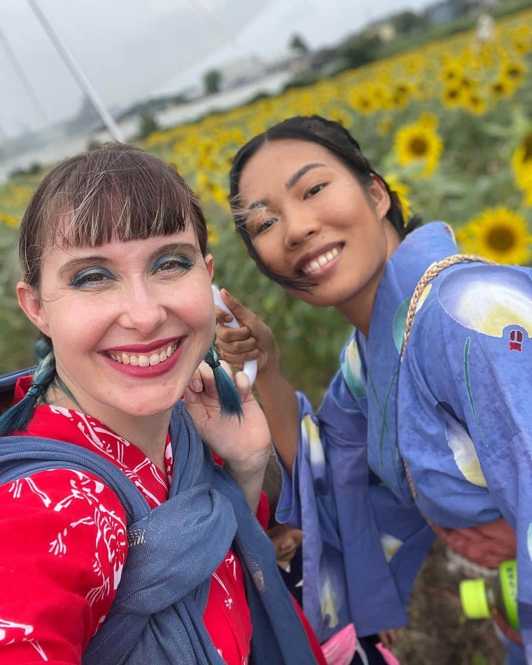 Anji SALZさんのインスタグラム写真 - (Anji SALZInstagram)「Visited a sunflower 🌻 field with the kids and my friend @spiceoflou 💝 It was windy and rainy and the toddler was hangry so it was quite hectic but also kinda silly ridiculous memory 😂😂  The weather turned out so nice after we left 😒🫠 but these stormy pics are something 😂  Have you ever been to a sunflower field or would like to go?  #sunflowers🌻 #japan #sunflowerfield #yukata #summerkimoni #momlife #kidskimono #babywearing #babywraps #didymosbabywearing #ootd #kimonofashion #kimonostyle #着物コーディネート #浴衣コーデ #親子コーデ #ひまわり畑 #和装」8月20日 23時13分 - salztokyo