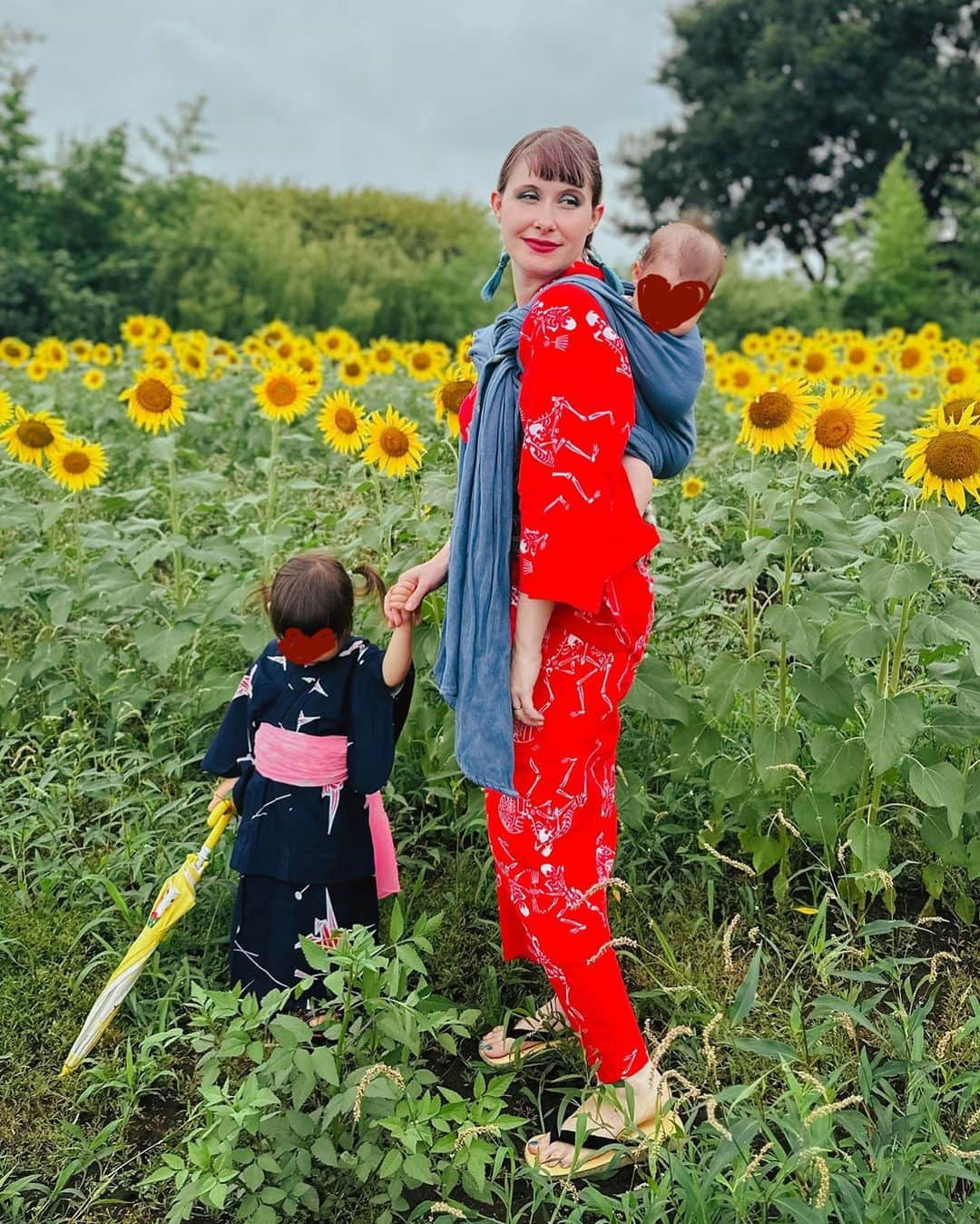 Anji SALZのインスタグラム：「Visited a sunflower 🌻 field with the kids and my friend @spiceoflou 💝 It was windy and rainy and the toddler was hangry so it was quite hectic but also kinda silly ridiculous memory 😂😂  The weather turned out so nice after we left 😒🫠 but these stormy pics are something 😂  Have you ever been to a sunflower field or would like to go?  #sunflowers🌻 #japan #sunflowerfield #yukata #summerkimoni #momlife #kidskimono #babywearing #babywraps #didymosbabywearing #ootd #kimonofashion #kimonostyle #着物コーディネート #浴衣コーデ #親子コーデ #ひまわり畑 #和装」