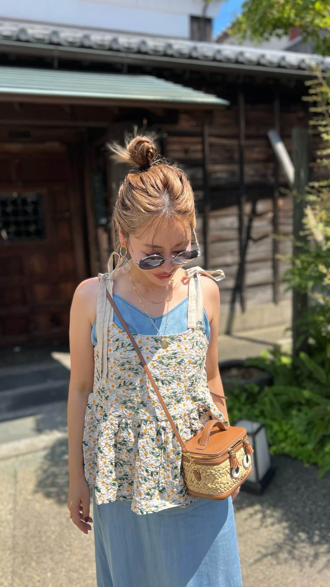 rinのインスタグラム：「⁡ ⁡ ⁡ ⁡ いや~、今日は達成感しかない🏆 ⁡ なぜなら息子念願のローソン限定の シーモンスター、レアキャラの 金のホホジロザメをGETできたのです🦈 ⁡ 何軒ローソンをハシゴしただろう🚗 ⁡ 限定シーモンスター自体が売り切れの場合が 多いし、例え残ってても定番キャラが 入ってるのよ。(触った感じね✋) もう私は息子のお陰でだいたい袋に触れると キャラが分かるまでに 成長させてもらいました😌 なんでも実践あるのみw ⁡ とにかく息子が『ママ~、1億位嬉しい‼︎』 って凄い数字と共に喜びをぶつけて 来てくれたので満足です🫶 ⁡ 残るレアキャラはあれ…(戦いは続く) ⁡ そして、アニバーサリー企画本当に 沢山のご利用ありがとうございました♥️ ⁡ また皆様に喜んでいけるようこれからも 精進して参ります🥰 ⁡ 5年後10年後と更にお祭り騒ぎな イベントが出来るように気合い入れます💪 ⁡ ⁡ ⁡ ⁡ ⁡ ⁡ ⁡ ⁡ ⁡ ⁡ ⁡ ⁡ ⁡ ⁡ #fashion#ootd#outfit#coordinate#baybeeonline#glowplus#matildarose#大人カジュアル#大人ファッション#大人コーデ#コーデ#ファッション#レイヤードコーデ」