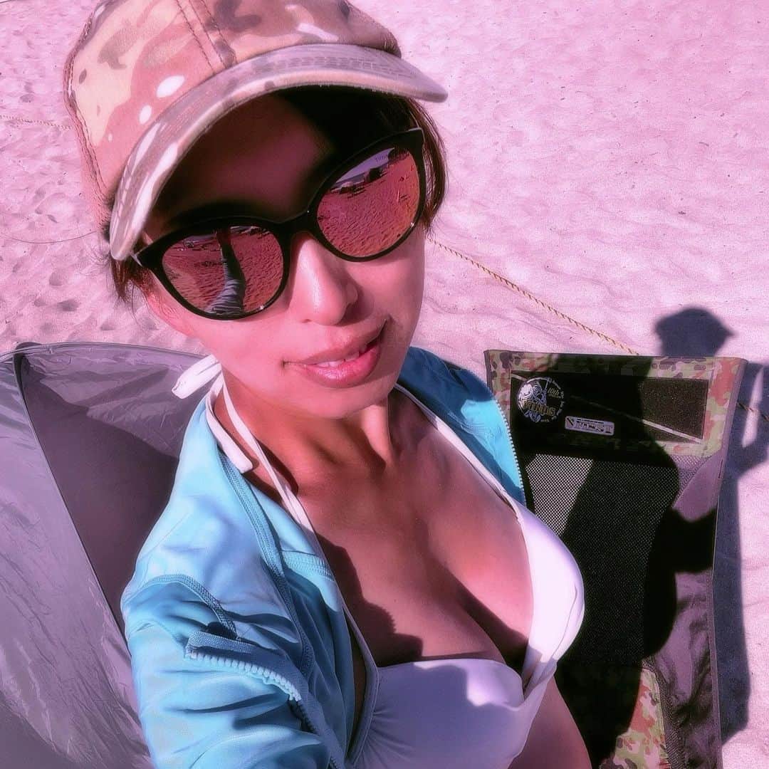 みりどる乙夜のインスタグラム：「今日の海は、祖母からもらったTiffany&Co.のグラス🕶️ 一番お気に入りのブランド（ミリタリー以外での話）なのです。  #tiffany #sunglasses #beach #multicam #bikini #summer #selfie #ビーチ #サングラス #夏 #ティファニー」