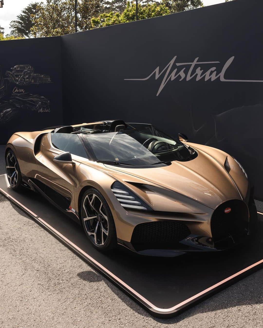 ブガッティさんのインスタグラム写真 - (ブガッティInstagram)「Bathed in black with golden accents ‘Le Domaine BUGATTI’ is truly unmissable at today’s Pebble Beach Concours d'Elegance, with three gold-inspired masterpieces from Molsheim taking center stage: the CHIRON Super Sport ‘Golden Era’, the W16 MISTRAL finished in ‘Doré’ and BUGATTI’s track-only hyper sports car, the BOLIDE, tailored with captivating gold accents.  Le Domaine BUGATTI is an intimate and shining exhibition within @PebbleBeachConcours, bringing together on display these iconic automotive creations with products from the BUGATTI lifestyle universe. Highly complex BUGATTI timepieces by @jacobandco, the uniquely detailed 75% scale version of BUGATTI’s most successful race car of all time, the Type 35 – manufactured by @little.cars and sophisticated objets d’art by @AspreyStudio.  #BUGATTI  #LeDomaineBUGATTI #PebbleBeachConcours #MontereyCarWeek #JacobandCo #LittleCars #AspreyStudio – WLTP: http://bugatti.link/consumption」8月20日 23時14分 - bugatti