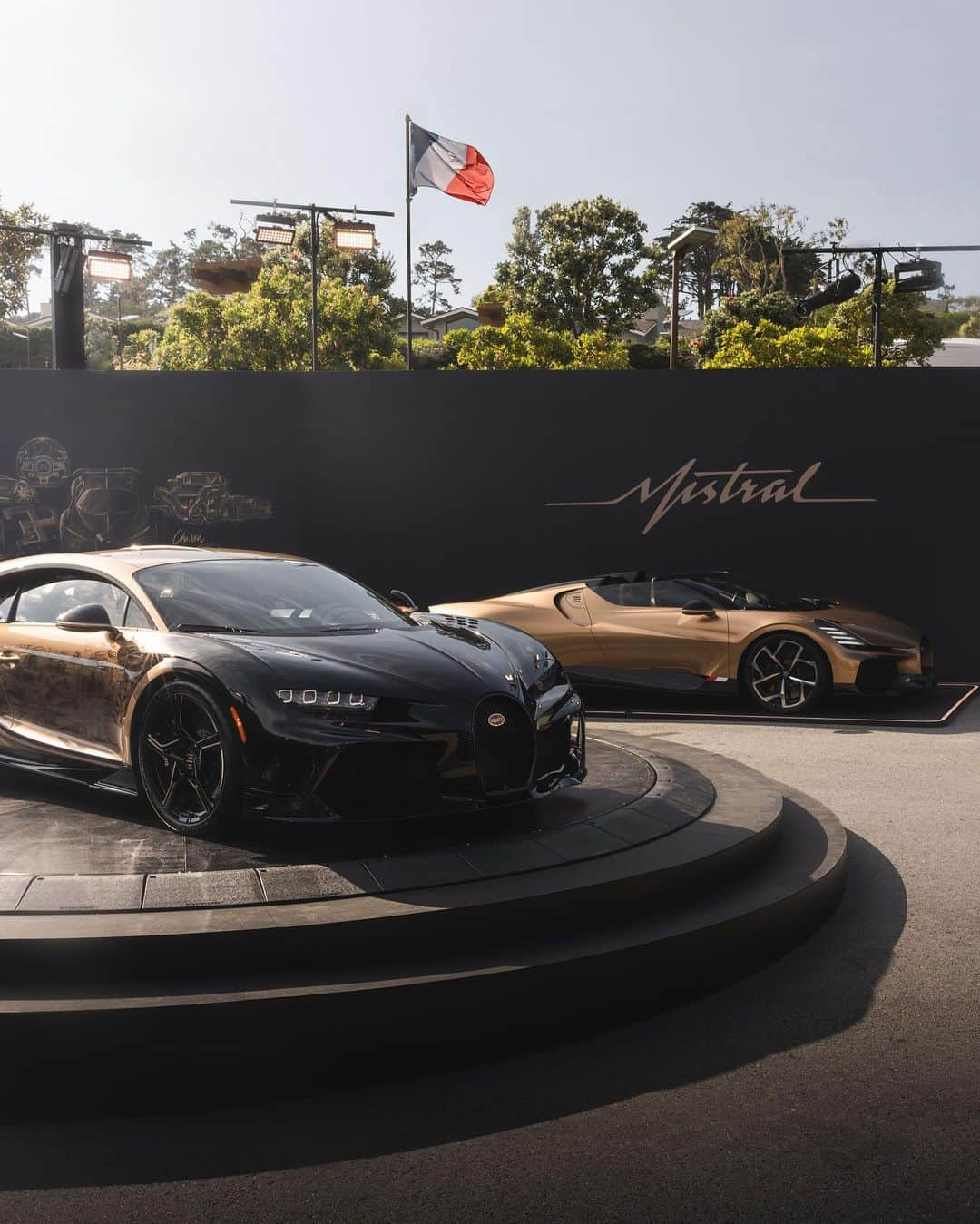 ブガッティさんのインスタグラム写真 - (ブガッティInstagram)「Bathed in black with golden accents ‘Le Domaine BUGATTI’ is truly unmissable at today’s Pebble Beach Concours d'Elegance, with three gold-inspired masterpieces from Molsheim taking center stage: the CHIRON Super Sport ‘Golden Era’, the W16 MISTRAL finished in ‘Doré’ and BUGATTI’s track-only hyper sports car, the BOLIDE, tailored with captivating gold accents.  Le Domaine BUGATTI is an intimate and shining exhibition within @PebbleBeachConcours, bringing together on display these iconic automotive creations with products from the BUGATTI lifestyle universe. Highly complex BUGATTI timepieces by @jacobandco, the uniquely detailed 75% scale version of BUGATTI’s most successful race car of all time, the Type 35 – manufactured by @little.cars and sophisticated objets d’art by @AspreyStudio.  #BUGATTI  #LeDomaineBUGATTI #PebbleBeachConcours #MontereyCarWeek #JacobandCo #LittleCars #AspreyStudio – WLTP: http://bugatti.link/consumption」8月20日 23時14分 - bugatti