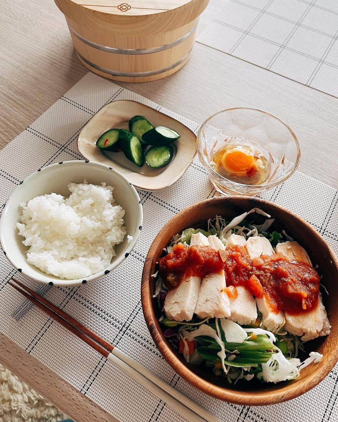 unoさんのインスタグラム写真 - (unoInstagram)「夏のごはん🍚 元々そんなに料理する方ではないので 簡単なものしか作れないんですが、 好きなお皿をちまちまと集めたり 色合わせを楽しんでみたり おひつを買って炊き立てごはんを入れてみたり 食を愉しむ、ってこういうことなのかな〜と思いながら作って食べています。 作る余裕がないときはコンビニやスーパーの惣菜、お弁当で済ませることも多く それらもかなり私の助けになっているのですが 自分が作りたい、食べたいものを自分で作るというのは 楽しくて幸せな時間だなーとも思える最近です。 ㅤㅤㅤㅤㅤㅤㅤㅤㅤㅤㅤㅤㅤ 前述の通り念願のおひつを買ったのですが これがまたほんとに良くて… ごはんの余分な水分を木が吸ってくれて 木の良い香りがごはんに移って こんなにごはんって美味しいのか〜と毎回おひつを使ってみるたびに感動します。 偏食息子も白米はたくさん食べるので、最近頻度はますます上がってます。 こんな風にちょっとしたことで美味しく食べれるなら、いろんな工夫をしてみたいなぁ。 最近は塩麹で漬けた鶏むね肉をレンチンしたものや2mmのマ・マーのパスタ、焼き鮭にハマってます。 次は何にハマるかな〜。 お手軽に使えるレトルトも好きで、 無印のイカ墨パスタや アマノフーズの茄子のお味噌汁も美味しい。 カルディの瀬戸内レモンオリーブオイルつゆで作るサラダもさっぱりしてて大好き🍋 好きなものが増えていくのって楽しい〜！   ㅤㅤごはんのことを語りだすと止まらない… 皆さんも最近美味しかったおすすめのものがあればぜひ教えてください☺️ ㅤㅤㅤㅤㅤㅤㅤㅤㅤㅤㅤㅤㅤ #ごはん記録  #お昼ごはん #おひつごはん  #ランチプレート #イッタラ #アラビアパラティッシ  #向山窯 #todaysspecial」8月20日 23時23分 - unobox