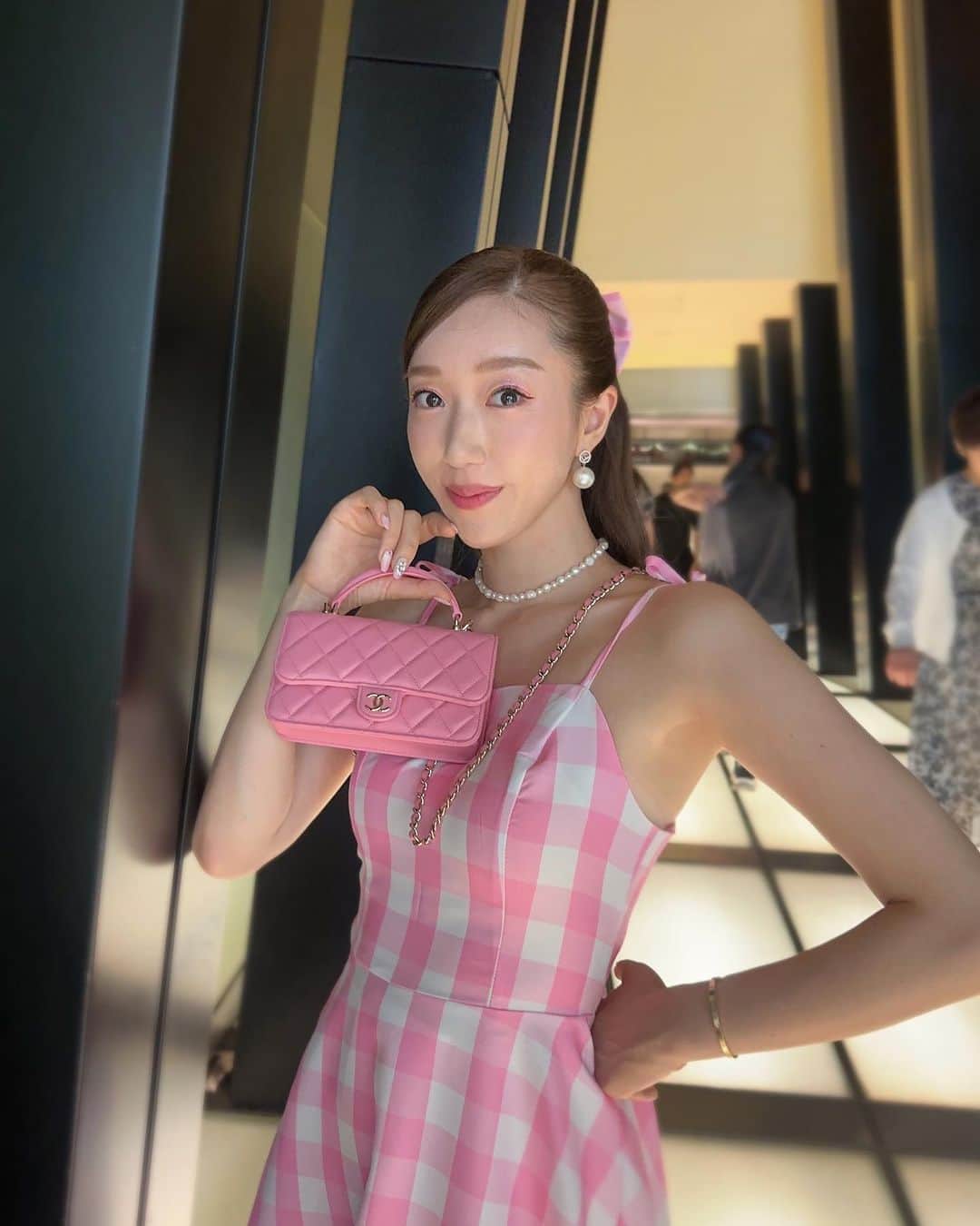 Ruuのインスタグラム：「やっとBarbie見に行けた🎀💖 Barbieになりきって映画館に😂ピンクの人がいっぱいで可愛かった👱🏻‍♀️👙💕New CHANELもやっと使えた💕  夏は大好きだけどなんでこんなに忙しいんだ？🤯ってくらい詰まりに詰まってる中、夏風邪を拗らせ沢山仲間達に助けて貰いました🥺🙇🏻‍♀️💕ありがとううううう😭😭😭  無事復活してご褒美映画デート🎥💕 Happyだったなぁ~💖  8月もあと10日？🫠 意味わからないくらい早いですが明日からも頑張りましょう☺️🎀🌈」