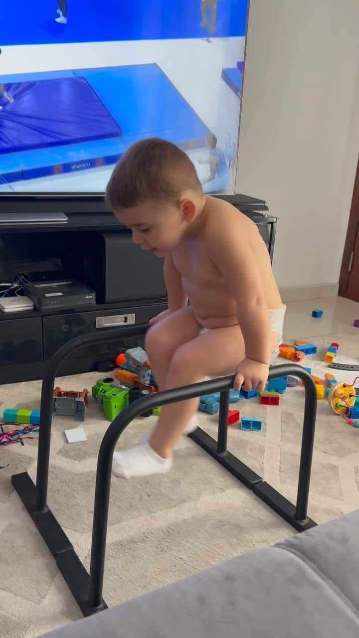 アルトゥール・ザネッティのインスタグラム：「Torcendo pelo meu papai @arthurzanetti e “fazendo ginástica” kkkkk 🤸🏻‍♂️🤸🏻‍♂️🤸🏻‍♂️🤸🏻‍♂️  #gym #gymnastics #baby #kids」