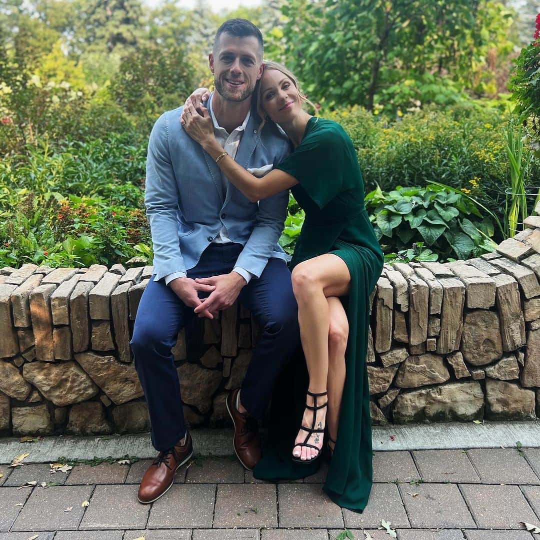 ローラ・ヴァンダーヴォートのインスタグラム：「My 💚 in his hometown. Wedding season.」
