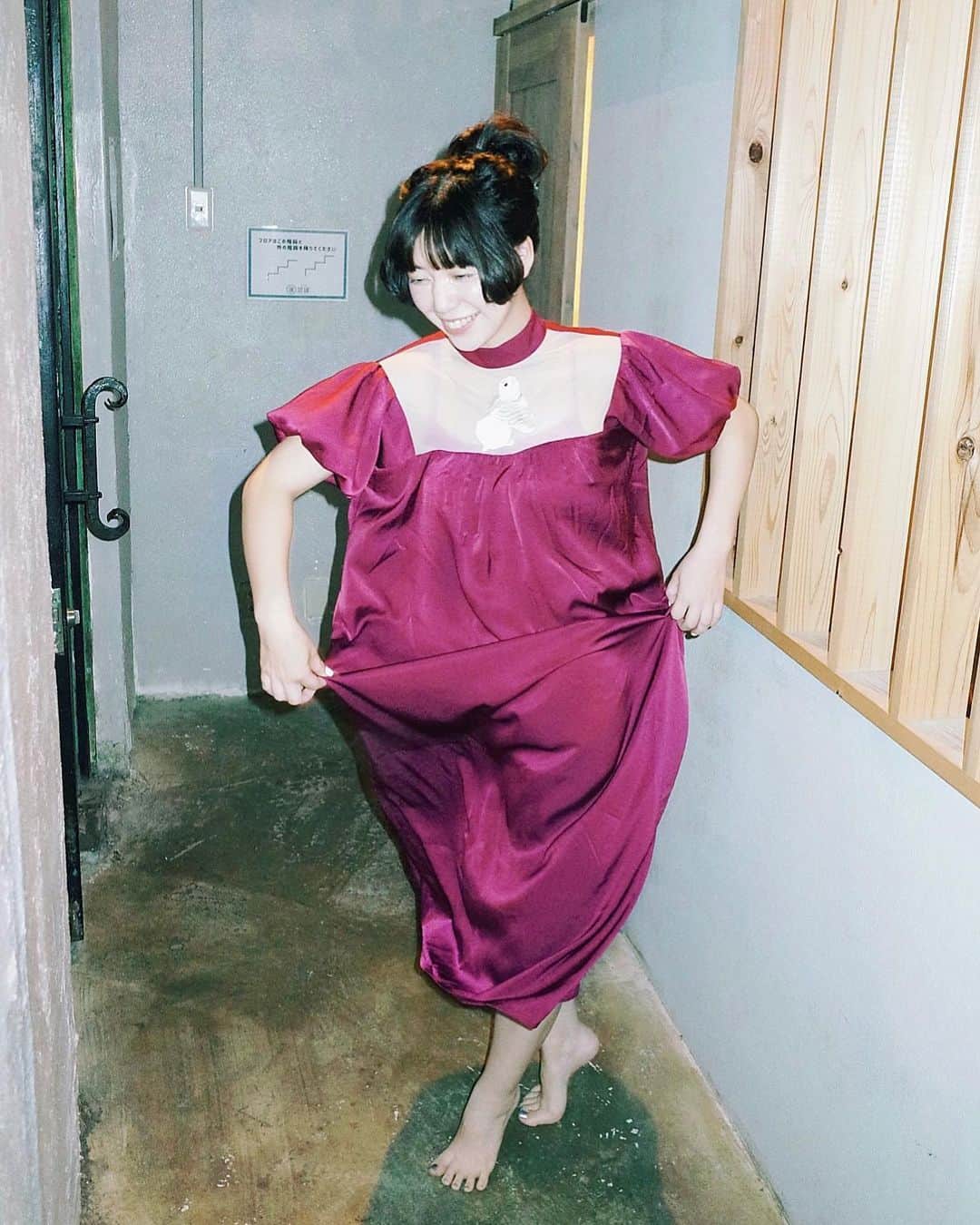永原真夏のインスタグラム：「今日のお衣装は @otonacium_official 、胸に🐇  歌、ピアノ、ベースに加えて、ウクレレ、タンバリン、ハーモニカ、ライアーハープの珍しいセット。ありがとう✧  2023.08.20.at近道  ✧ Setlist ✧  1. おはよう世界 2.きれいなわたし 3.みなぎるよ 4.Girl On a Dolphin 5.この木を切らないで 6.ホームレス銀河 7.片目のロックスター 8.フォルテシモ  En.あそんでいきよう」