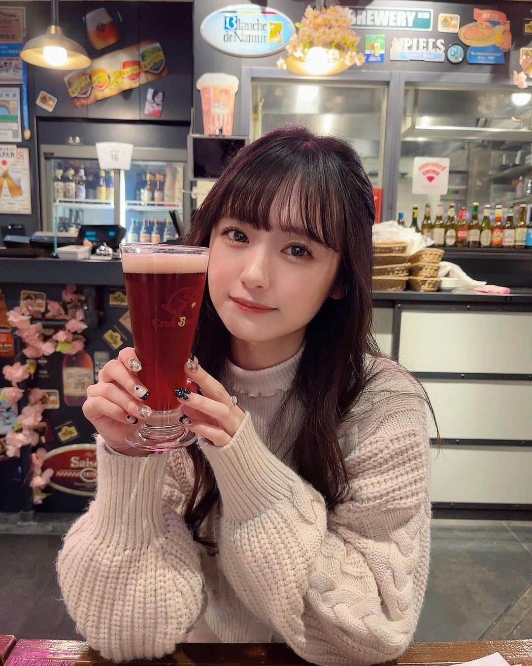 長南舞のインスタグラム：「クラフトビール屋さん🍺  昔ね、お兄ちゃんが飲んでて一口もらった赤くて甘いビールが忘れられなくて、探しに行ってみたの！(兄は忘れてた)  でね！見つけたの！ セントルイスフルーツビールってやつでした！ これ好きー！🍺❤︎  3枚目は、「これだ！！！」ってなった顔です。笑  #クラフトビール #クラフトビール専門店 #渋谷 #セントルイスフルーツビール #ビール  #過去pic #ootd #お酒好き女子」