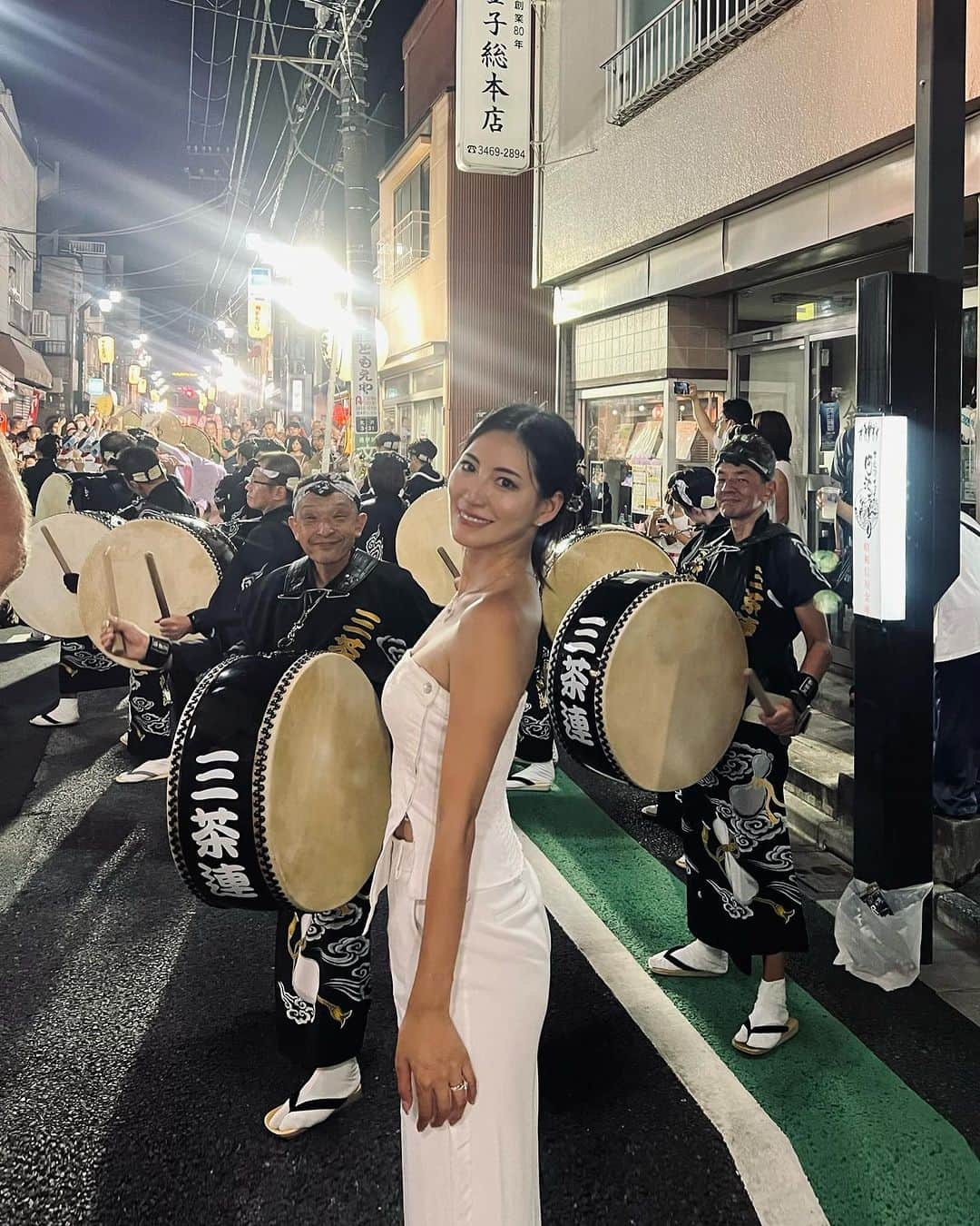 のインスタグラム：「#阿波踊り  はじめての下北沢阿波踊り✨  演目スタート前に記念写真撮らしてもらおうとしたら 一緒に写ってくださった三茶連の皆さん🙇‍♀️❤️  二枚目以降は動画で感動のおすそわけ🔥🔥🔥  他にもいろんな地域から20組ほど集まってたみたいで それぞれ魅せ方に個性があって見応え抜群！！  まさか東京で阿波踊りが 見られると思ってなかったから 嬉しかったなぁ🥰  今年はいろんなお祭りに行けて嬉しい✨  #阿波踊り #下北沢 #shimokitazawa #お祭り」