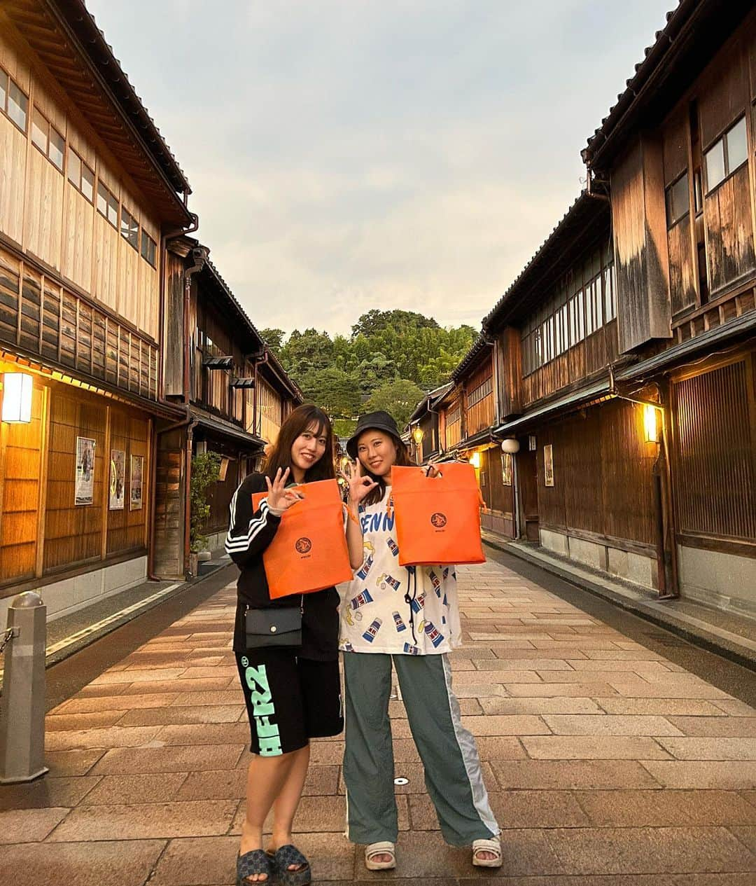 川島愛里沙のインスタグラム：「. . . 金沢遠征🕺🏻 /ひがし茶屋町 . . . 金沢の街並みすんごく素敵だった🥰 ライブのあとだったから かなりラフな格好で行っちゃったけど なんかエモ写じゃない？？☝️🧡 . . . . . . . . #石川県 #金沢 #ひがし茶屋街 #観光スポット #日本 #夕焼け #fr2柳 #fr2 #japan #kanazawa #instalike #instagood #orange #rennyu  #fyp #followme」