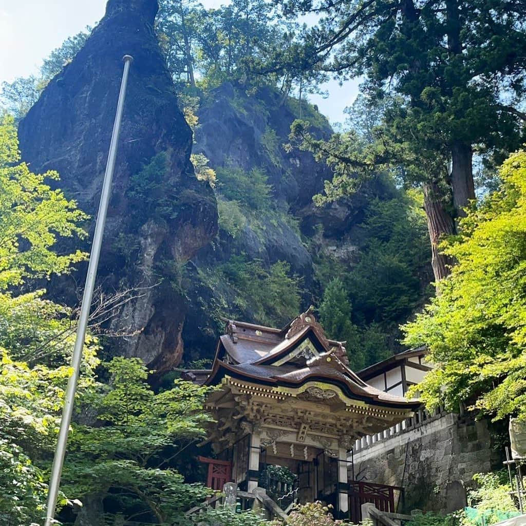 関口愛美のインスタグラム：「群馬高崎の榛名神社凄く良かった…⛩️ 鳥居潜った途端、ここからクーラー付いてる？！ってくらい涼しくて、清々しい心地よい場所でした🙏🏻 (本殿は令和7年まで工事中です👷)  #榛名神社 #群馬県高崎市 #japaneseshrine」