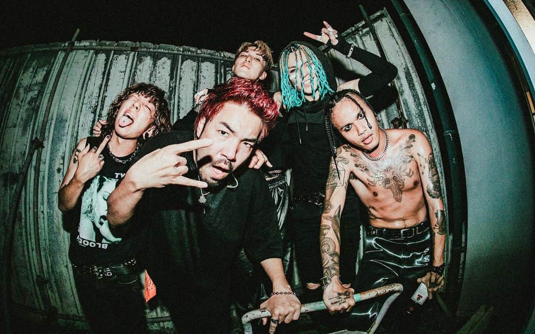 Crossfaithのインスタグラム：「08.19-20 「“RE:ADMISSION” LIVE HOUSE TOUR 2023」 at SOUND SHOWER ark Shimizu & KOFU Conviction   Thank you so much @coldrain_official 🤜💥🤛  Photo by @yamada_mphoto」