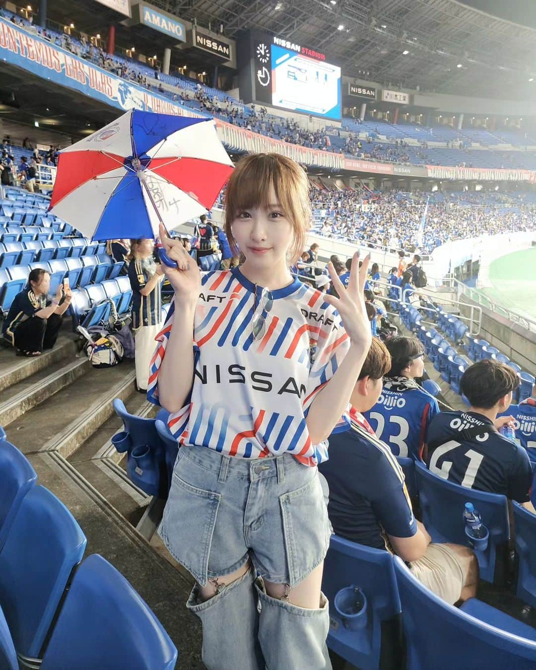 小田桐奈々のインスタグラム：「久しぶりに #fmarinos の試合を見に、日産スタジアムへ…⚽   1対1でドキドキしてたけど、渡辺選手の鋭いシュートが決まって勝利！ 良い試合でした………  マリノス首位おめでとおおおおお👏🥰  やっぱり仲川輝人選手が違うユニフォームで日スタにいる！！！ってところが印象的だったなぁ。 ちょっと寂しくなったけど、マリンちゃんとお辞儀するやつもみれて嬉しかった(´ 'ヮ'｀)（奈々）  #横浜Fマリノス #FC東京 #⚽ #soccer」