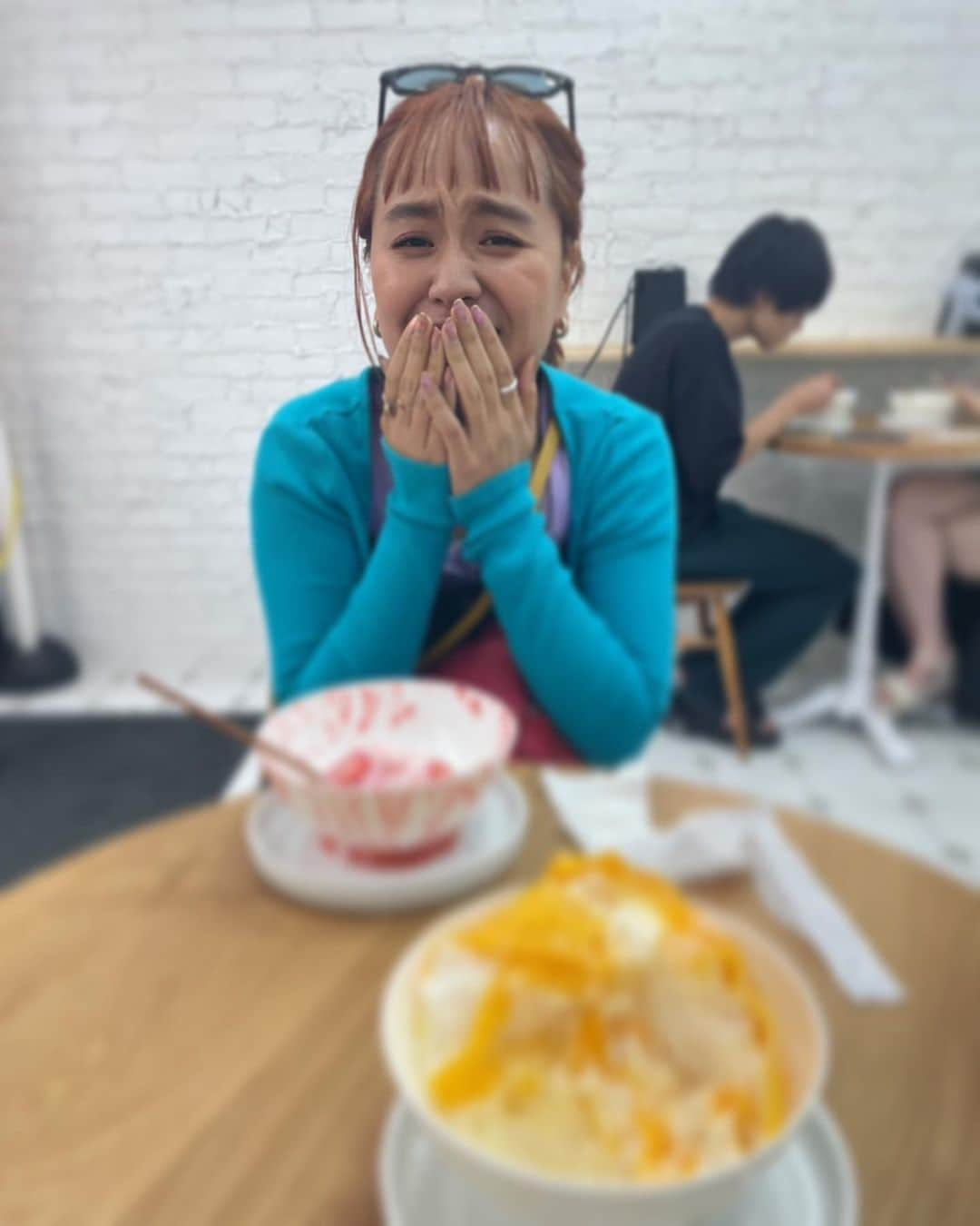 ももさんのインスタグラム写真 - (ももInstagram)「かき氷🍧 寒すぎてガタガタ震えながら食べた日🥶(マジ爆笑)  でもホントーに美味しかった❤️また食べたい (3枚目が食べる前)  「紆余曲折集」のアルバムアートワークやってくれた(てか独立してからアートまわり全部)みどりちゃんとの夏の新大久保☀️  #おいしいとはろり」8月20日 23時30分 - charanpo_momo