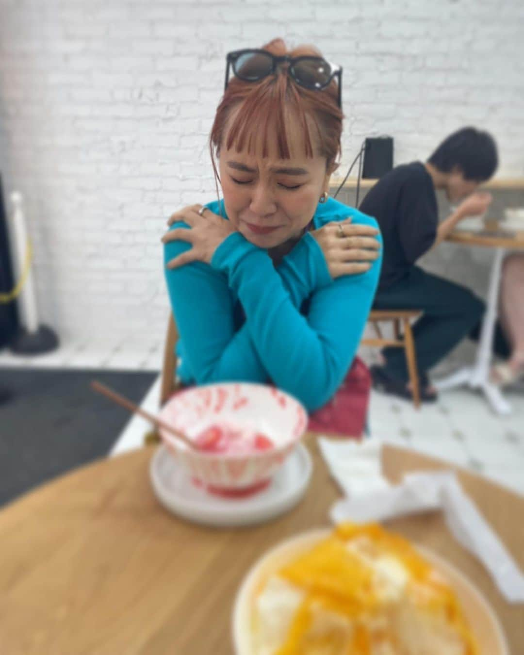 ももさんのインスタグラム写真 - (ももInstagram)「かき氷🍧 寒すぎてガタガタ震えながら食べた日🥶(マジ爆笑)  でもホントーに美味しかった❤️また食べたい (3枚目が食べる前)  「紆余曲折集」のアルバムアートワークやってくれた(てか独立してからアートまわり全部)みどりちゃんとの夏の新大久保☀️  #おいしいとはろり」8月20日 23時30分 - charanpo_momo