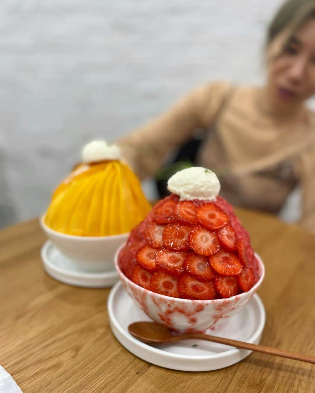 ももさんのインスタグラム写真 - (ももInstagram)「かき氷🍧 寒すぎてガタガタ震えながら食べた日🥶(マジ爆笑)  でもホントーに美味しかった❤️また食べたい (3枚目が食べる前)  「紆余曲折集」のアルバムアートワークやってくれた(てか独立してからアートまわり全部)みどりちゃんとの夏の新大久保☀️  #おいしいとはろり」8月20日 23時30分 - charanpo_momo