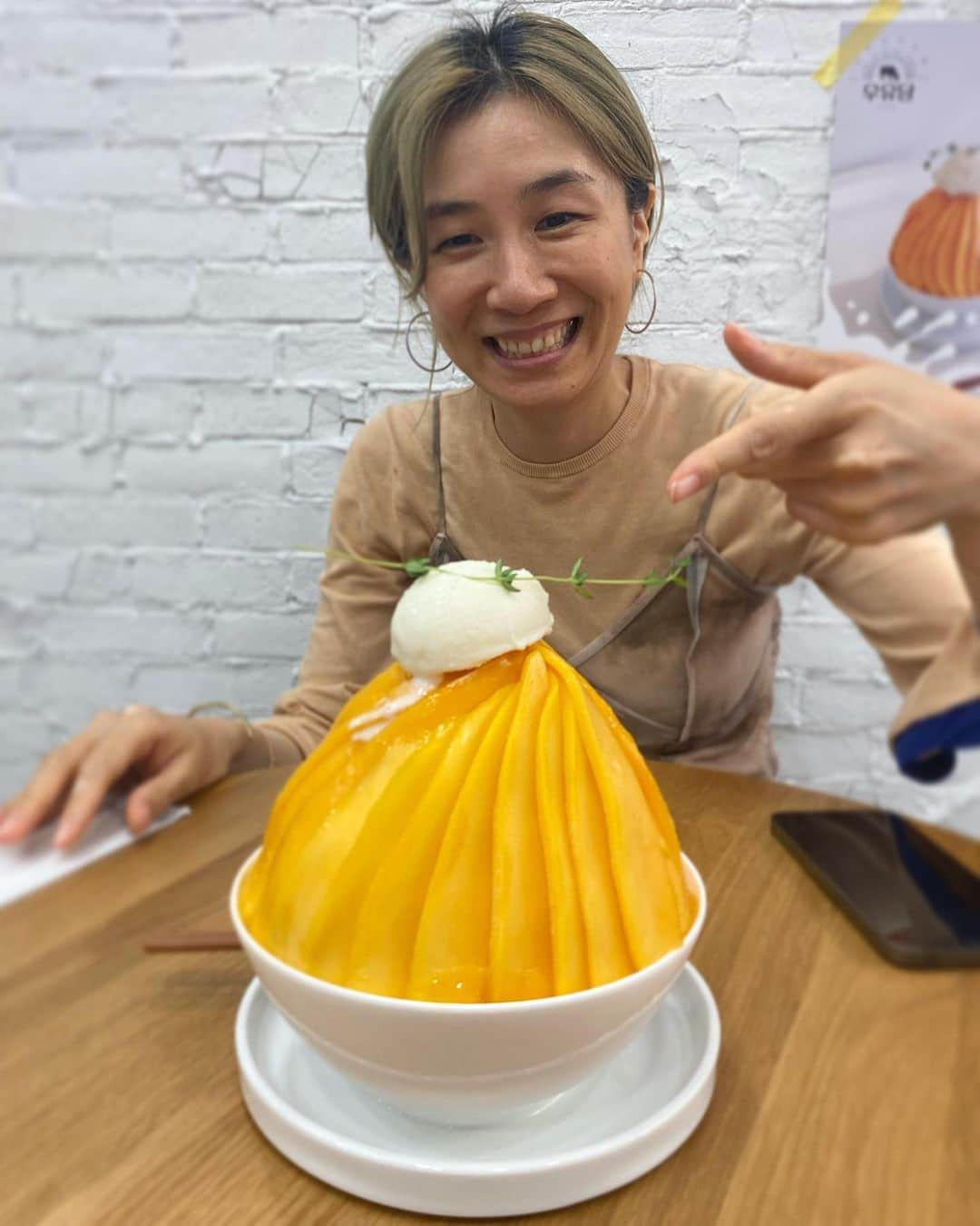 ももさんのインスタグラム写真 - (ももInstagram)「かき氷🍧 寒すぎてガタガタ震えながら食べた日🥶(マジ爆笑)  でもホントーに美味しかった❤️また食べたい (3枚目が食べる前)  「紆余曲折集」のアルバムアートワークやってくれた(てか独立してからアートまわり全部)みどりちゃんとの夏の新大久保☀️  #おいしいとはろり」8月20日 23時30分 - charanpo_momo