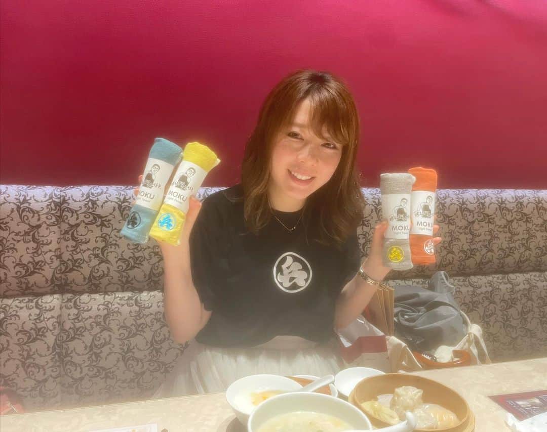 あやつるぽんのインスタグラム：「...推し活！！ . . . 兵動大樹のおしゃべり大好き45のグッズ買ったぜ👍 . お父さんに写真頼んだら 動いてる最中に何も言わずに撮ってくれてた(※3.4.5枚目) きまってない🥹📷 . とりあえず 今回の物販もかわいいええ🥰 今治タオル四色、刺繍の色合いかわいいあー！！ サウナで使うの楽しみ！！ 私はイエローブルー刺繍推し サウナイキタイ オサケノミタイ グラスも良き🥂 iPhone12Proなのにカメラレンズ割れてる為 サウナいる並に曇っており画質悪いですん もやかかってる？フィルター？ってよくいわれるんですが そういうことで みんなに言うといてー . . #兵動大樹のおしゃべり大好き  #フェスティバルホール」