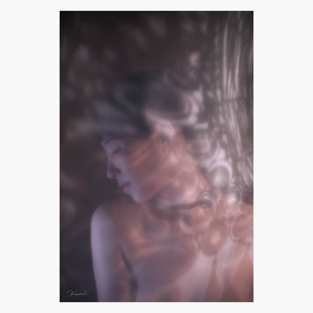 花澄のインスタグラム：「今日はうまく撮れた。 ような気がするYO！  Leica M10-P thambar 90mm f2.2 self portrait （cropping）  #leica#leicam10p#thambar90mm#thambar#oldlens#オールドレンズ#tokyo#japan#oldlens_tokyo#花澄#kazumiphotography#selfie#selfportrait」