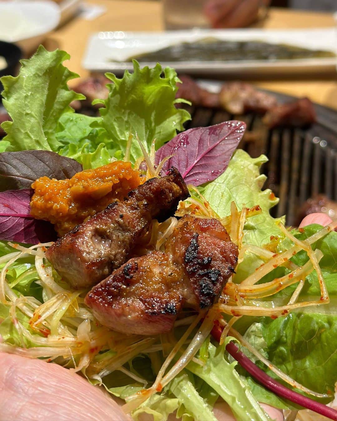イトウジュン（タイ料理研究家）さんのインスタグラム写真 - (イトウジュン（タイ料理研究家）Instagram)「赤坂見附でサムギョプサル！と言えばここ‼️ 【やさい村大地】 契約農家から毎日届く新鮮な野菜15種類以上と厚切りの豚肉を自家製味噌(サムジャン)で食べまくれる、飲みまくれる‼️そしてなんと5500円⭕(サンパセット&2時間飲み放題) すごいコスパです  肉汁たっぷり 野菜もたっぷり サムジャンたっぷりでいただくコスパ最高  #サムギョプサル #コスパ最高  #赤坂見附 #赤坂 #韓国料理  #やさい村大地  #肉スタグラム  #赤坂韓国料理  #赤坂サムギョプサル #tokyoakasaka  #akasakagourmet  #koreanbbq  #akasakakoreanfood  #飲み放題 #食べ放題 #サムギョプサル食べ放題 #大食い女子  #肉好き女子 #プレミアムモルツ  #ビール女子 #サムジャン」8月20日 23時36分 - junito.13