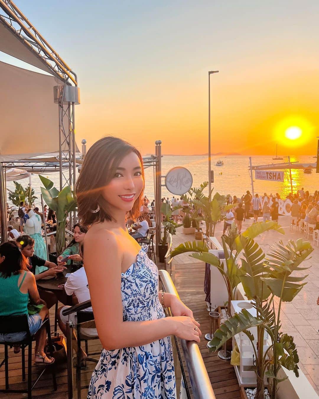 かにゃさんのインスタグラム写真 - (かにゃInstagram)「Café del Mar Ibizaで美しいSunsetを眺めながら乾杯〜🍸✨  近くではプロポーズしてるカップルもいたりして…めっちゃロマンチックで感動した🥹👏 なんてHappyな場所なんだ😫💓最&高  趣味は世界のSunset巡りですの❤️‍🔥 美しい景色は心を幸せにしてくれるよね〜🥰🙏  . . .  #sunset #sunsetlovers #sunsetphotography #sunset_pics #sunsetsky #sunsetbeach #sunsetgram #cafedelmar #cafedelmaribiza #ibiza #ibizastyle #ibizalife #ibizavibes #ibizalovers #ibizalove #ibizasummer #ibiza2023 #spain #spain🇪🇸 #spaintravel #spain_vacations #visitspain #travel #travelblogger #instatravel #travelphotography #traveltheworld #イビサ #イビザ #サンセット」8月20日 23時37分 - kanya_435