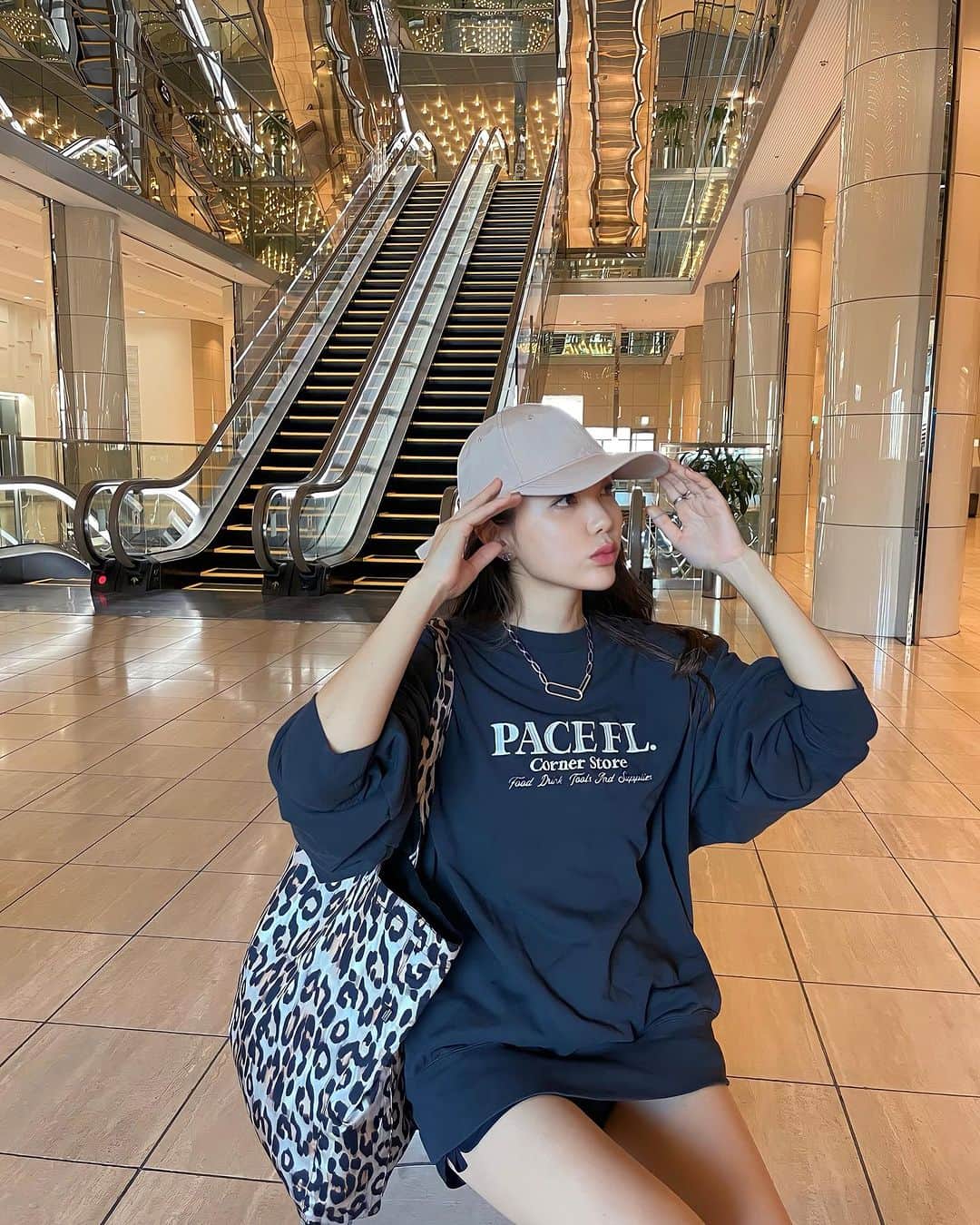 Aoiのインスタグラム：「やっぱりトレーナー大好き🥹❤️ @ungrid_official のトレーナーはシルエットが最強にかわいい🫶  @ungrid_official​​  ​@ungrid_staffsnap」