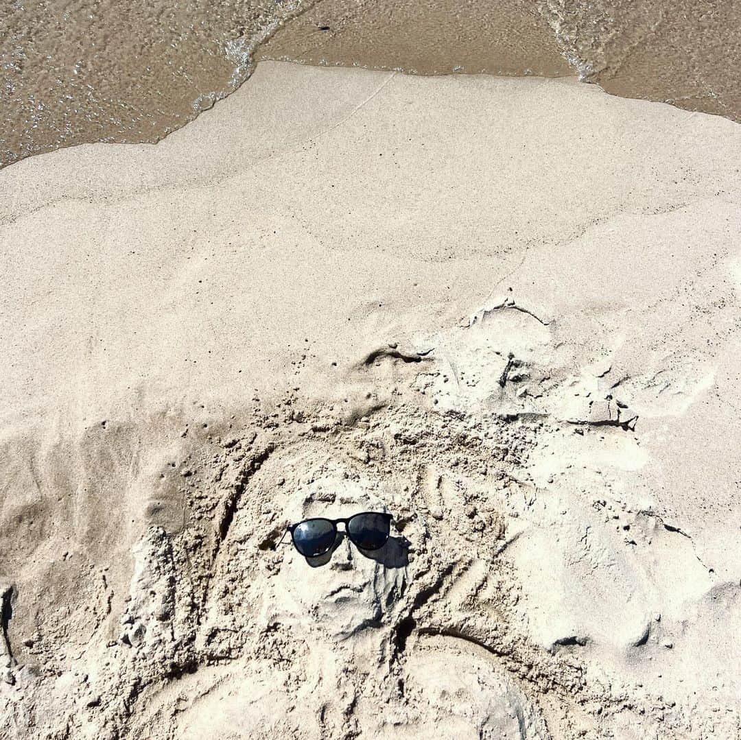 ダニエル・ヘニーさんのインスタグラム写真 - (ダニエル・ヘニーInstagram)「Sandy paws 🐾」8月20日 23時39分 - danielhenney