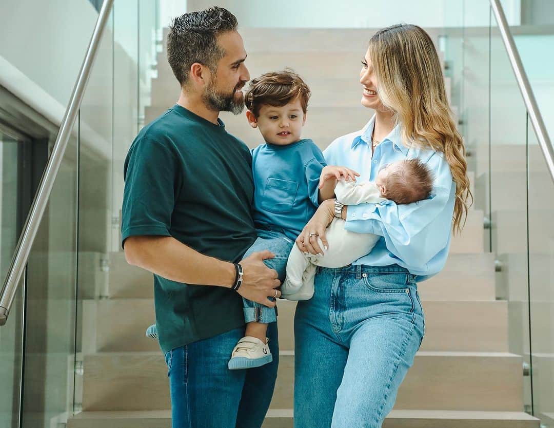ステファニア・フェルナンデスのインスタグラム：「Los hijos son una herencia del Señor, los frutos del vientre son una recompensa.(Salmo 127:3)… Dios sabe lo que anhelamos en nuestro corazón y por eso nos bendice 🙏 Los amo. ❤️」