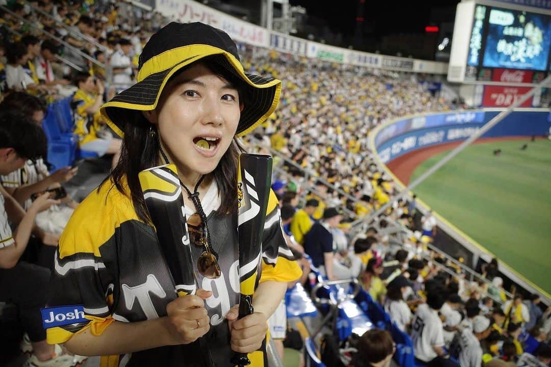 中江有里のインスタグラム：「球場復帰しました！  伊藤将司投手、ナイス完封！ 今季2度目ということですが、偶然どちらも球場で見てます！ なぜか伊藤投手先発の回に現地観戦することが多くて、しかも勝った試合ばかりで嬉しい。 ハマスタでとらほー🐯  #中江有里   #阪神タイガース」