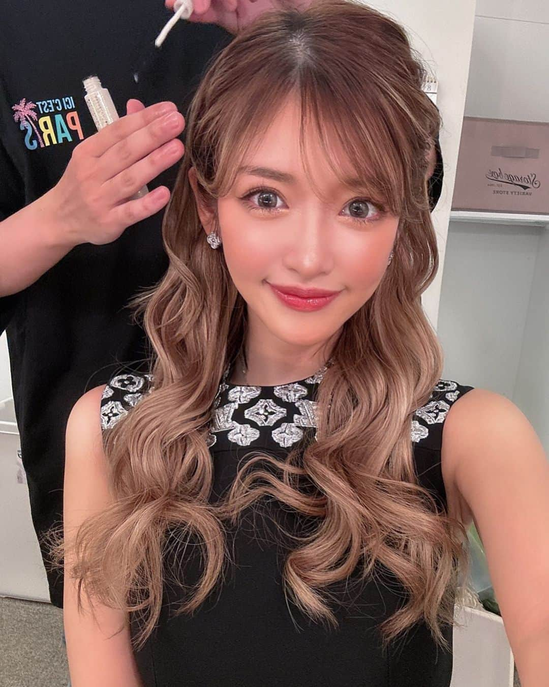 ららちゃんのインスタグラム：「. この髪も可愛かった #ヘアカタ   ハーフアップじゃなくて、両耳の上で髪の毛くるくるしてからのとゅんとゅんってしてます。  @oowackey」