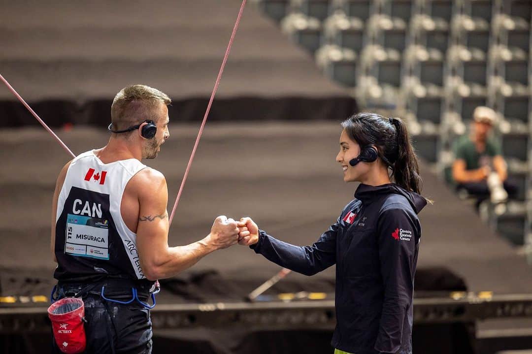 アラーナ・イップのインスタグラム：「Paraclimbing World Championships 2023 🇨🇭  Finals and a 5th place finish for @theblindexplorer 🎉  I met Chaz at the 2022 Salt Lake Paraclimbing World Cup and have worked with him as a caller at three competitions. He is visually impaired (has <10% vision) and is a crusher who climbs outside a ton (boulder, sport, trad, multipitch), is on the Canadian National Blind Hockey team, skis, mountain bikes, runs….the list goes on!   It’s been an honour for me to get to work with Chaz, and a very fun challenge. During a competition I stand on the ground and we communicate via Bluetooth headsets. What I tell him while he’s climbing varies from location/pull direction/type of the next hold to technical tips to time management. He has a very different climbing style than I do so I have to also factor that into reading the route and what I’m saying.   Photos @janvirtphotography @ifsclimbing」