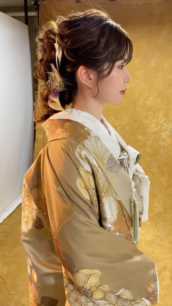 Tomoya Tamadaのインスタグラム：「和装撮影💕 モダンな色打掛で華やかな仕上がりに✨✨🤍  【 @kimonoito 和装コラボフォトプラン 】  古典的でレトロな王道和装スタイルから、形式に捉われないファッション性の高いモダンなスタイルまで、お二人の個性を活かした特別なお写真をご提案させていただきます。  ●コラボフォトプラン内容  ・スタジオ撮影 or ロケーション撮影 ・新婦様衣裳 1式 (白無垢、色打掛、引き振袖から1点) ・新郎様衣裳 1式 (黒紋服、色紋服から1点) ・ヘアメイク&着付け ・ブーケ/ヘッドドレス ・撮影(100カット以上〜)  ＊白無垢＋色打掛の和装2点のプランもありますのでお気軽にお問い合わせ下さいませ。  こちらのコラボプランでは、 @masashiro_hosaka  @tama_hairmake が担当させて頂きます。  ●お問い合わせ @kimonoitoのハイライトにあります、 ラインアカウントQRコードを読み込んで頂き、 ご連絡お待ちしております。  上記以外のお問い合わせ先は  ・kimono絲HP ・TEL:0368211710  こちらまで、宜しくお願い致します。  ご質問・ご相談は【お問い合わせ】フォームまで お気軽にご連絡くださいませ。  ＿＿＿＿＿＿＿＿＿＿＿＿＿＿＿＿＿＿＿＿＿＿＿＿＿＿  【 現在、募集中のセミナー 】  ●8月21日(月曜日)  大阪   ●8月22日(火曜日)  大阪  ●9月5日(火曜日)  東京  ●9月11日(月曜日)  熊本  ●9月12日(火曜日)  熊本  ●9月18日(月曜日)  大分  ●9月19日(火曜日)  大分  当日の詳細、ご応募に関しましてはホームページの 「セミナー告知」に記載しておりますので ご応募お待ちしております。  ＿＿＿＿＿＿＿＿＿＿＿＿＿＿＿＿＿＿＿＿＿＿＿＿＿＿  開催告知しているセミナー以外でも 個人様、企業様へ向けた臨店講習も行なっております。 臨店講習のお問い合わせは、こちらから宜しくお願い致します。  LINE ID ➡️ @ntb4770x  雑誌、広告、web撮影などのご依頼もお気軽にお問い合わせ下さいませ。 ご依頼に関するお問い合わせは、ホームページの 「お問い合わせ」からご連絡お待ちしております。  #ウェディング#ブライダル#花嫁#結婚式#結婚式準備#前撮り#和装#和装前撮り#weddingphoto#ウェディングフォト#プレ花嫁#プレ花嫁さんと繋がりたい#プレ花嫁準備#2023春婚#2023夏婚#2023秋婚#鹿児島花嫁#東京花嫁#ウェディングヘア#ブライダルヘア#ヘアアレンジ#ヘアメイク#花嫁ヘア#ウェディングドレス#weddinghair#bridalhair#新娘化妝#新娘秘書#新娘髮型#웨딩」
