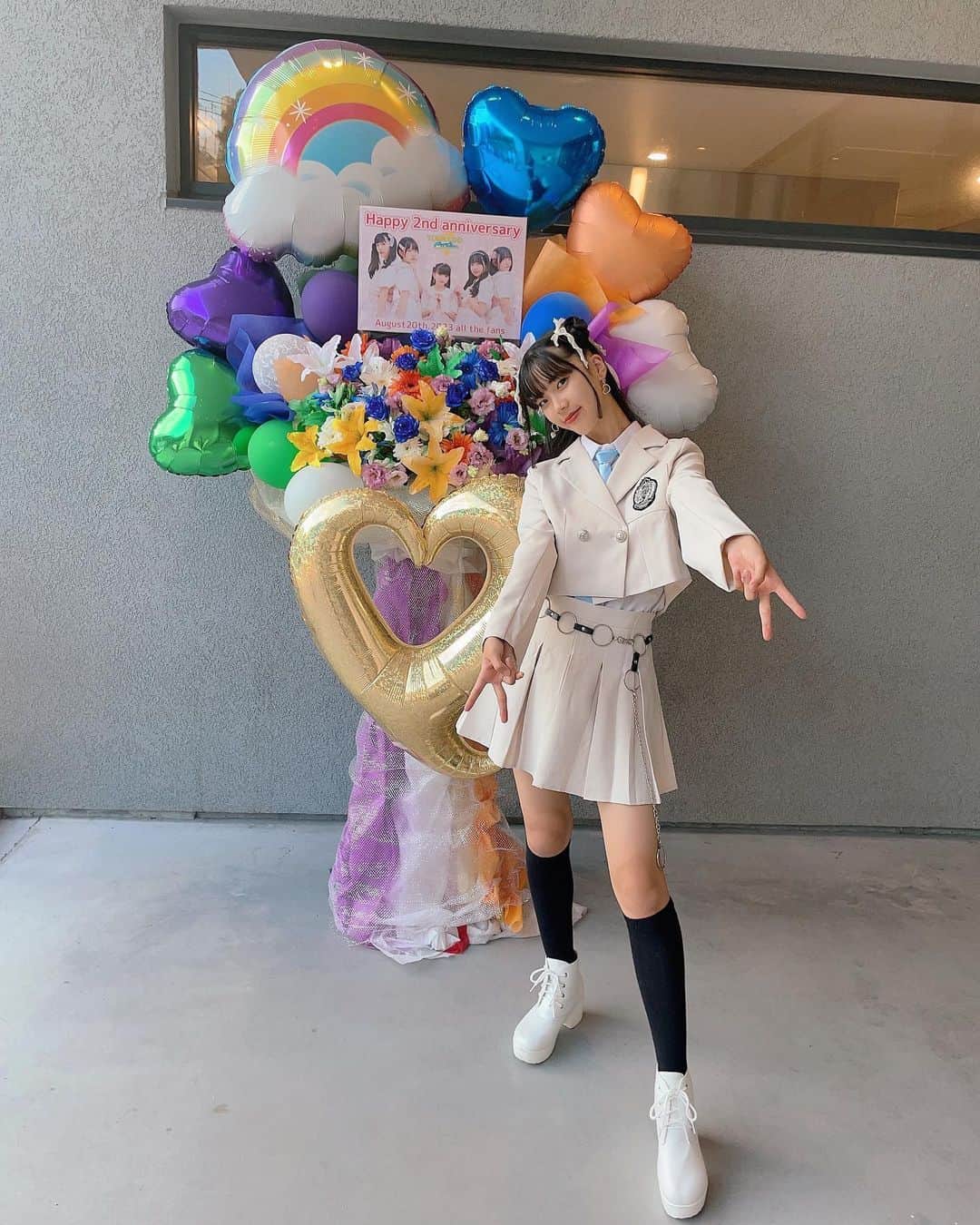 北島澪のインスタグラム：「✨✨✨✨✨✨✨✨✨✨✨✨  新衣装とフラワースタンド💐 白のセットアップに空色のネクタイ🫧  ✨✨✨✨✨✨✨✨✨✨✨  #夢アドシトロン  #yumeadocitron   #新衣装  #スーツ  #セットアップ  #白  #ネクタイ  #空色  #水色  #かわいい  #かっこいい  #フラワースタンド  #バルーンスタンド  #2周年  #ありがとう  #感謝  #これからもよろしくね」