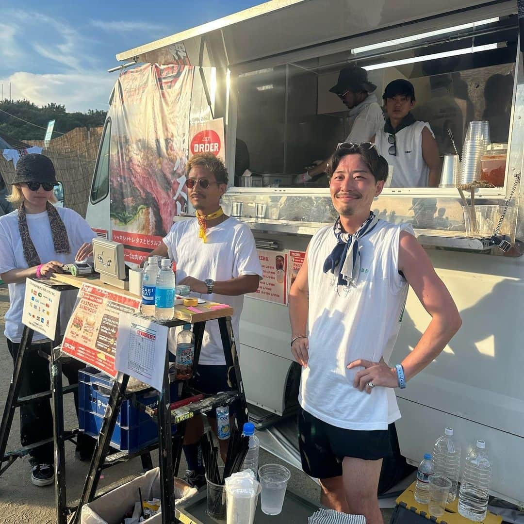 並木一樹さんのインスタグラム写真 - (並木一樹Instagram)「Summer sonic 2023  本日はお店を休みにしてCASIメンバーでサマソニへ  今年の夏フェスはこれで締めです！  ありがとうリアム☺️  アリーヴェデルチ！  後の考察 ・フジロックから続いてキャプテンスタッグのベストめちゃ使えました。買って良かったフェス用アイテムNo. 1でした。  ・ビーチとマリンステージはフジロックより下手したら暑くて途中でバテて日陰で寝てました。  ・ライブ最後まで見るとめちゃくちゃ充実感と共に疲れ果てて37歳という歳を感じました。  ・やはり夏フェスは最高だった。 リフレッシュでありパワーチャージであり、刺激の注入である。 来年もいくぜ夏フェス！    #フェスコーデ #fashionsnap #サマソニ #summersonic  #summersonic2023  #サマーソニック2023  #サマーソニック」8月21日 0時04分 - casi_namiki