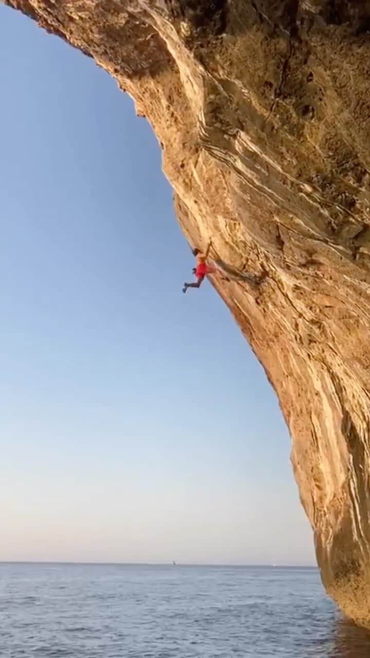 クリス・シャーマのインスタグラム：「Happy Sunday everyone. A little slice of paradise. The impeccable Juju 8c just to the right of his big sister Alasha . Two of my favorite favorite #psicobloc lines in Mallorca , both named after my kids Julian and Alana ❤️ @alarconjimena  Climbing here at sunset is just totally euphoric! As good as it gets! 📸 @marcfernandezcolom  @rockandwatermallorca  @prana  @tenayaclimbing  #pranaadventurer」