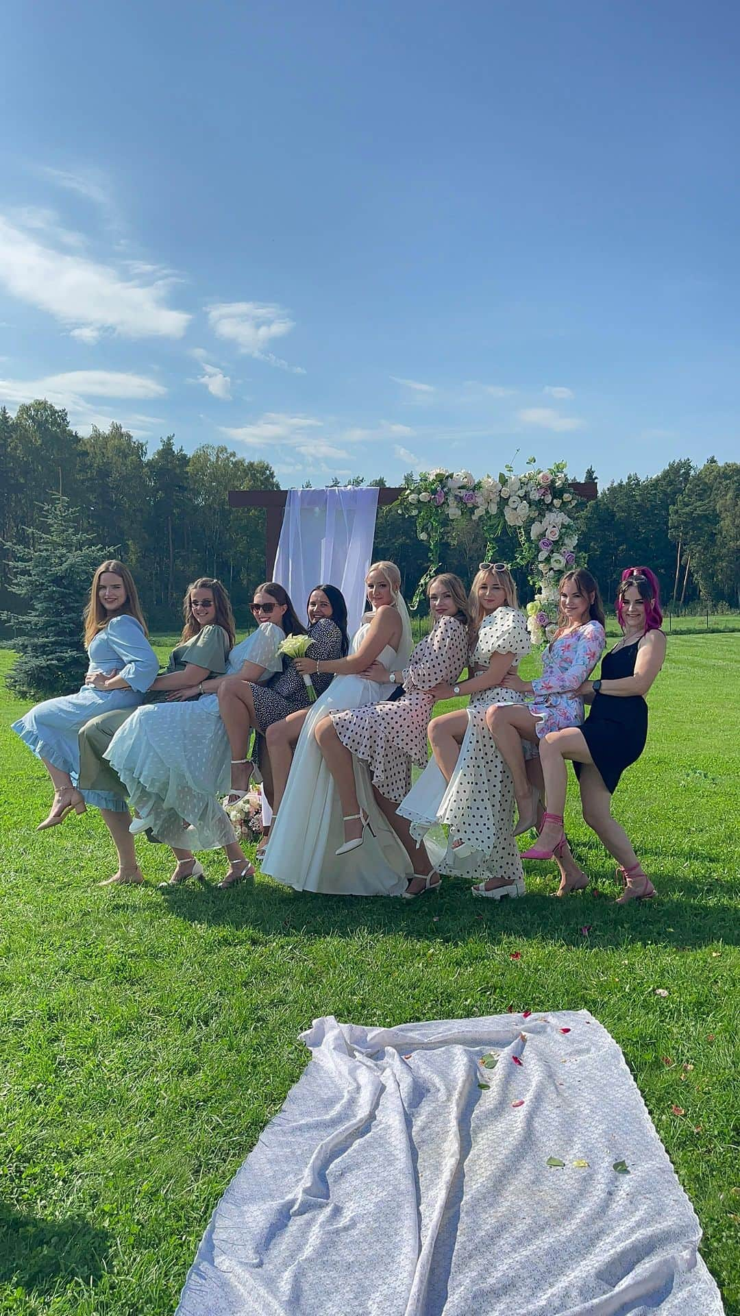 オルガ・ヤクシナのインスタグラム：「My girls 🤍💕 #teambride」