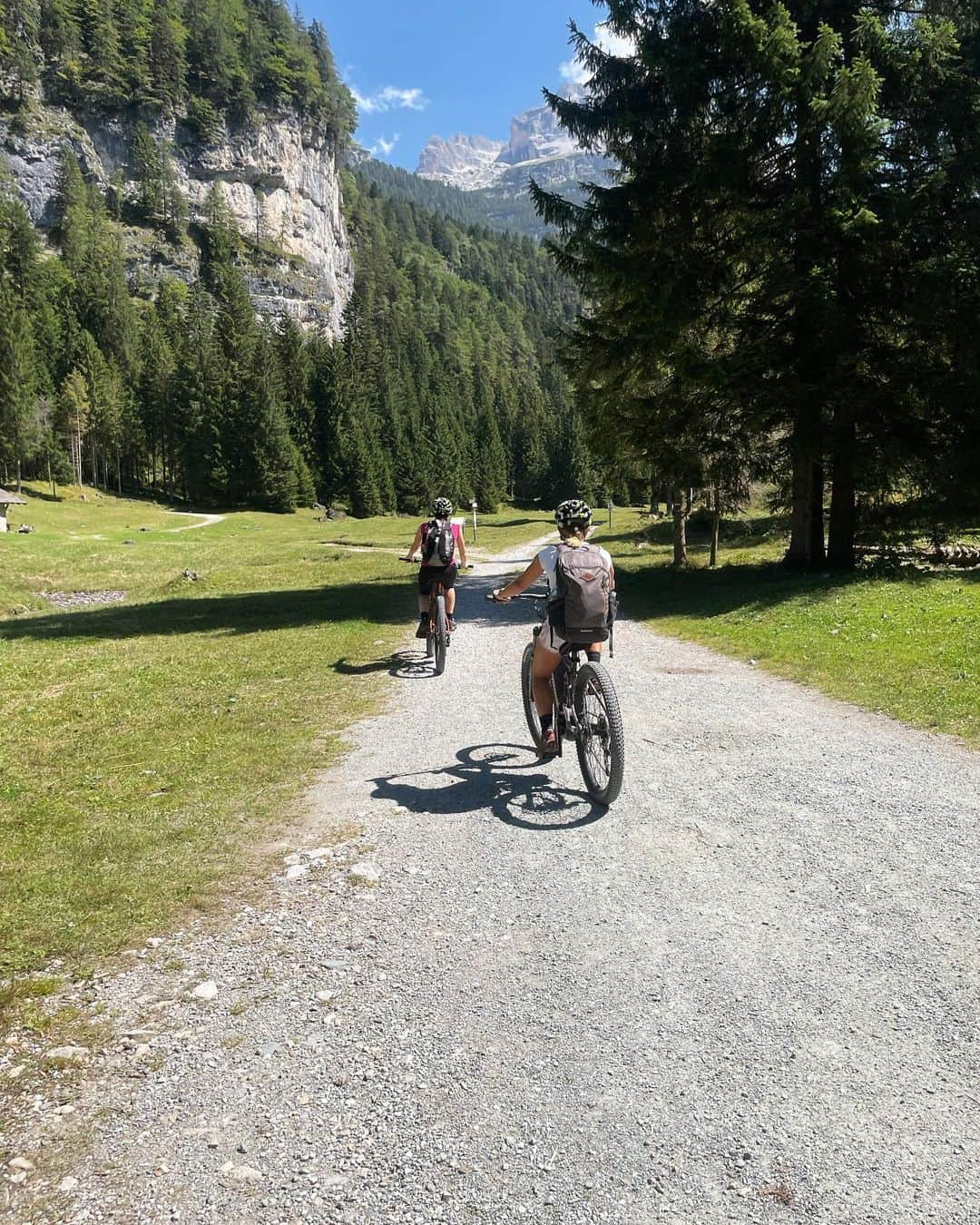 ララ・モリさんのインスタグラム写真 - (ララ・モリInstagram)「Camminate con viste pazzesche, prima volta in bici (forse anche ultima?!), cibo, birre, risate, dolori ovunque… e una compagnia meravigliosa ! 🗻🥾🦮🤎」8月21日 0時11分 - larina26