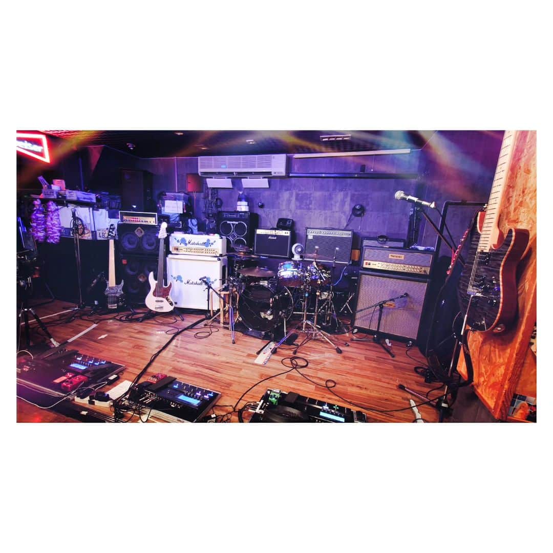 のインスタグラム：「三島afterBeatと本八幡ルート14でのライブご来場ありがとうございました‼ 写真はafterBeatでの我々の相棒達👍  次回のライブは8/25㈮神戸チキンジョージ、8/26㈯吹田Take Fiveで[D_Drive × soLi]です。  皆様ご来場お待ちしております。」