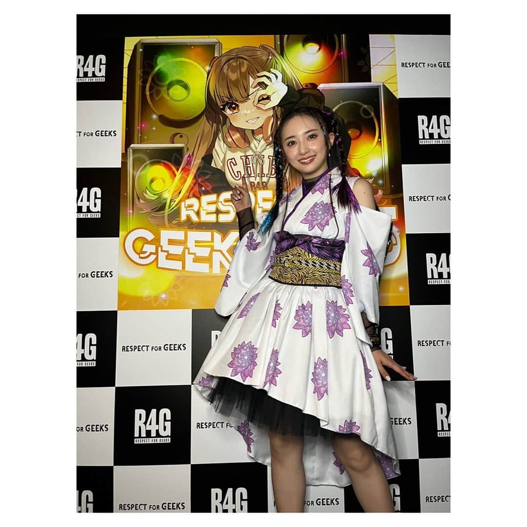 小宮有紗のインスタグラム：「『RESPECT FOR GEEKS vol.5』 @渋谷WOMB  お越しいただいた皆さまありがとうございました😊✨  今日も一緒に盛り上がってくれて嬉しかったです！！  出番がわりと後半だったので、これはアゲていかなきゃ！ と気合を入れてセトリを組んでみました☺️ 楽しかったなーーー！  今日の可愛い髪型も安定の きどでさん @kaori_kidode  に作っていただきました🫶 三つ編みについてるキラキラはダイソーで私が見つけたやつ🤣🤣🤣  #dj #R4G」