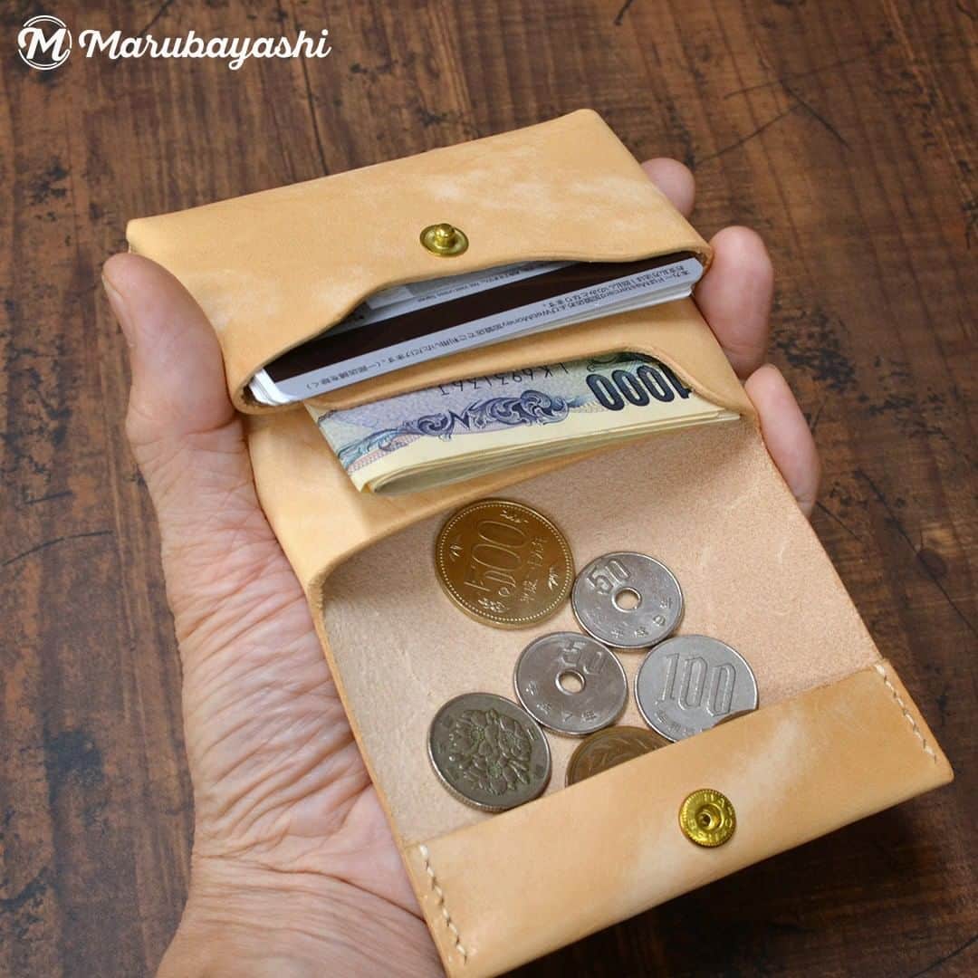 MARUBAYASHIさんのインスタグラム写真 - (MARUBAYASHIInstagram)「*  小さくて使いやすい コンパクトなお財布。  現金を使う機会が 減ってきているので、 これくらいのサイズが丁度よいかも。  他の作品はこちらから ▷@takahiro_marubayashi ........................................................ Small and easy to use compact wallet.  Since we are spending less and less cash, this size may be just right.  Click here to see other works. ▷@takahiro_marubayashi  #財布 #ウォレット #leatherwallet #レザークラフト#leatherhandmade #leatherdesign #leatherproduct #handmade #leatherlove #leatherlife #革好き #革のある暮らし」8月20日 15時25分 - takahiro_marubayashi