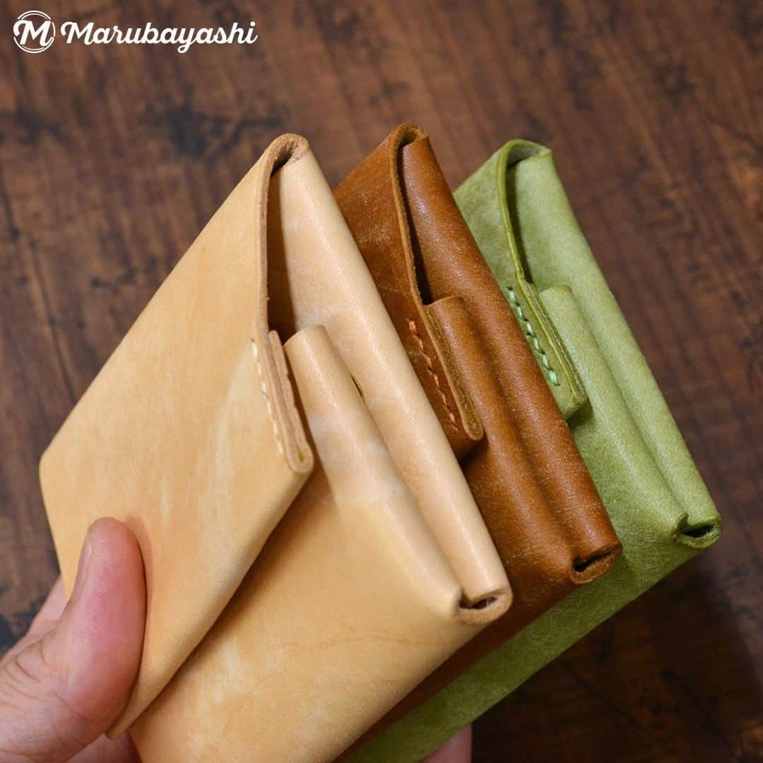 MARUBAYASHIのインスタグラム：「*  小さくて使いやすい コンパクトなお財布。  現金を使う機会が 減ってきているので、 これくらいのサイズが丁度よいかも。  他の作品はこちらから ▷@takahiro_marubayashi ........................................................ Small and easy to use compact wallet.  Since we are spending less and less cash, this size may be just right.  Click here to see other works. ▷@takahiro_marubayashi  #財布 #ウォレット #leatherwallet #レザークラフト#leatherhandmade #leatherdesign #leatherproduct #handmade #leatherlove #leatherlife #革好き #革のある暮らし」
