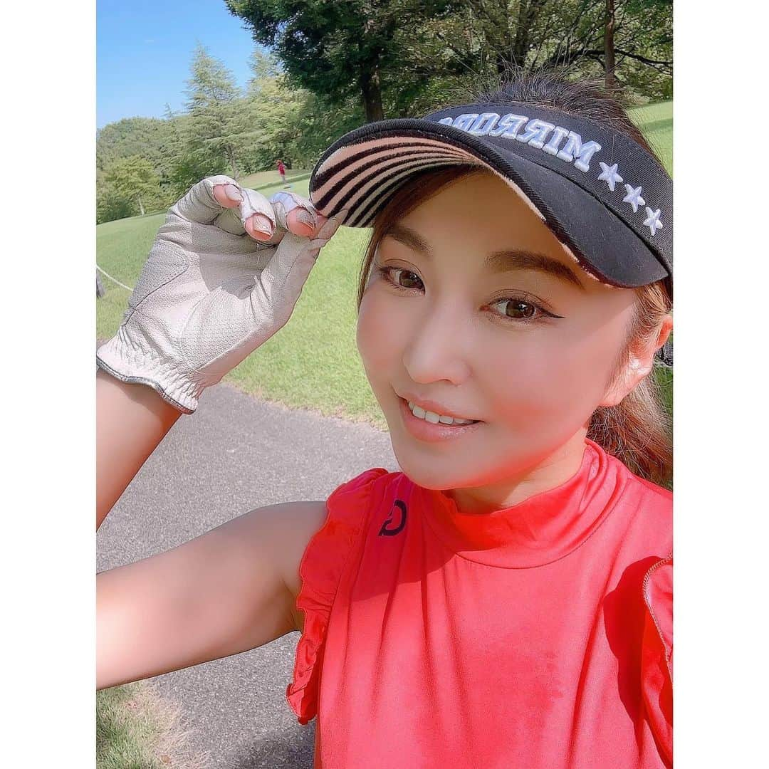 北川珠望のインスタグラム：「. ロペ倶楽部へ行って来ました⛳️✨  Par74でロングホールが2H多かったけど自己ベストタイの102だったから、自己ベストみたいなもんか☺️💕  いや〜天気予報の嘘つきw 暑すぎた☀️ 日焼け止め塗ったのに肩が火傷状態になってしまった。 (現在、肩脱皮中)  コースは綺麗にメンテされてるし 数ホールおきに無料ドリンク小屋があったりかき氷が無料の所も(ウーロン茶、コーラ、後は押したら出てくるドリンクバーみたいなやつなど)  食堂もウーロン茶、コーラなど無料で 浴室前にはヤクルトも無料で飲めちゃう所があったよ🥤  大浴場は温泉で露天風呂やサウナ、水風呂迄あって最高だった♨️  ただ楽天電話のせい？ 電波がどっこも入らない🥲 ラウンド中に少し電波入った位で お昼食べるピンクの映える建物も電波入らなかった😭 ホテル？コテージ？とかロペ倶楽部全てにWi-Fi完備して欲しいと切実に思いました。  みっちゃん&杉さんありがとう😊⛳️🚗  次は1週間後⛳️ あみみと初ゴルフ🥰⛳️ 練習無しで大丈夫か？ 楽しんで来ま〜す❤️  #golf#ゴルフ#골프#高尔夫#ゴルフ初心者#ゴルフ初心者女子#ゴルフ女子#ゴルフ好き #ゴルフ好きな人と繋がりたい #ゴルフ仲間募集中 #ゴルフ友達募集中 #千葉ゴルフ #千葉ゴルファー #行徳ゴルフ #行徳ゴルフ部 #市川ゴルフ #ゴルフコンペ #ゴルフコーデ #ゴルフ上手くなりたい  #ゴルフ練習 #妙典#行徳#南行徳#原木中山#葛西#golfbabes#golflife#golfstagram#golfing#フォロー大歓迎 .」