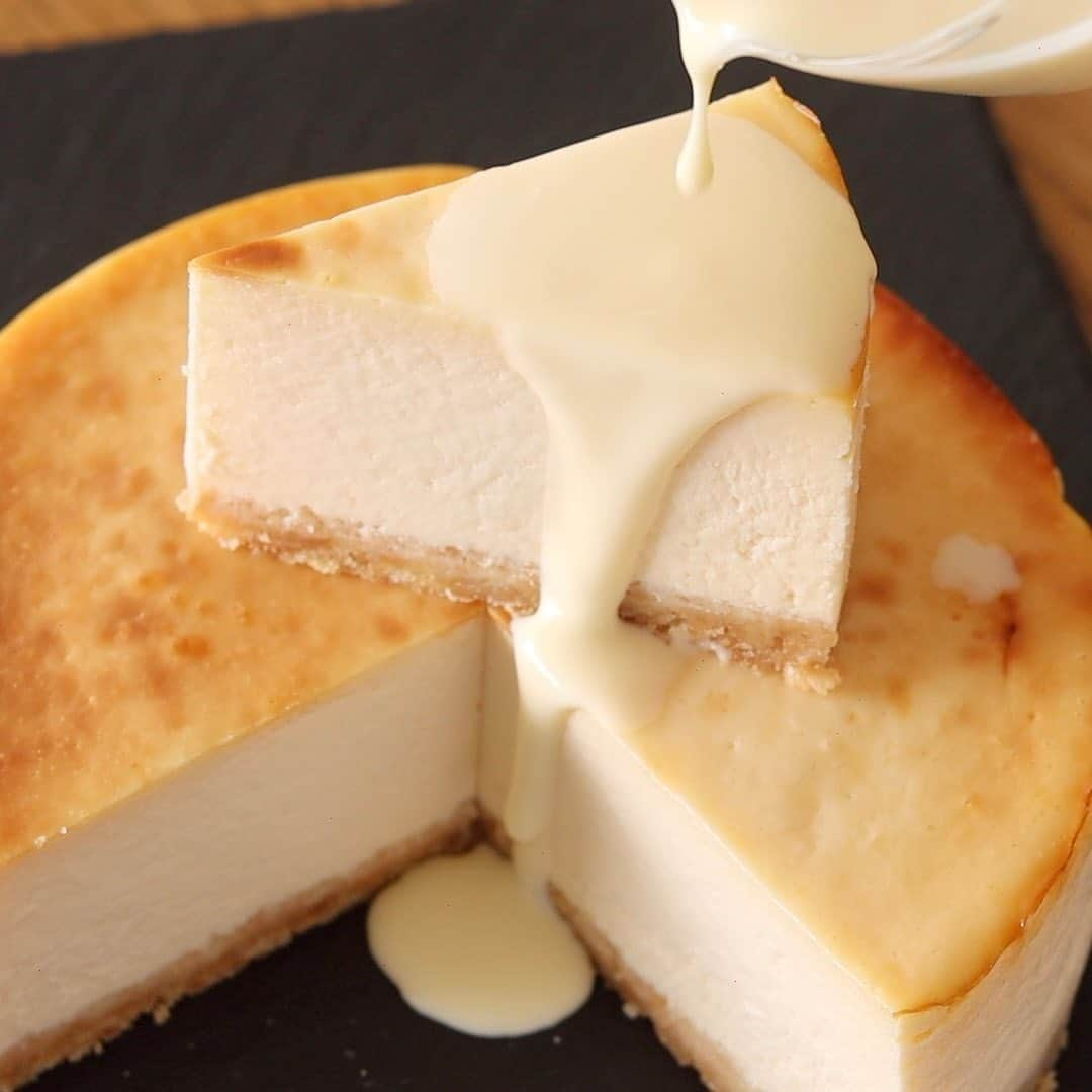 HidaMari Cookingのインスタグラム：「New York cheesecake with cheese sauce🧀  ニューヨークチーズケーキ🗽 しっとり濃厚🥰 思わず唸っちゃう美味しさ😆笑  ▷材料（φ15cm） ■ベイクドチーズケーキ cookie クッキー　８０ｇ butter 無塩バター　２０ｇ  cream cheese クリームチーズ　３５０ｇ sugar きび砂糖　９０ｇ egg 全卵　２cheesecake heavy cream 生クリーム　２００ｍｌ vanilla extract バニラエクストラクト　小さじ2  ■チーズソース cream cheese クリームチーズ　５０ｇ honey はちみつ　１０ｇ  #homemade #easy #recipe #cheesecake #baking #foodstyling #foodporn #food #foodphotography #foodpics #foodgasm #tasty #dessert #inspiration  #おうちカフェ #お菓子作り #チーズケーキ #ケーキ作り好きな人と繋がりたい #手作りお菓子 #cake #sweets #homecafe #homemakecake #instacake #instafood #cakestagram #cakelover #foodie #hidamaricooking」