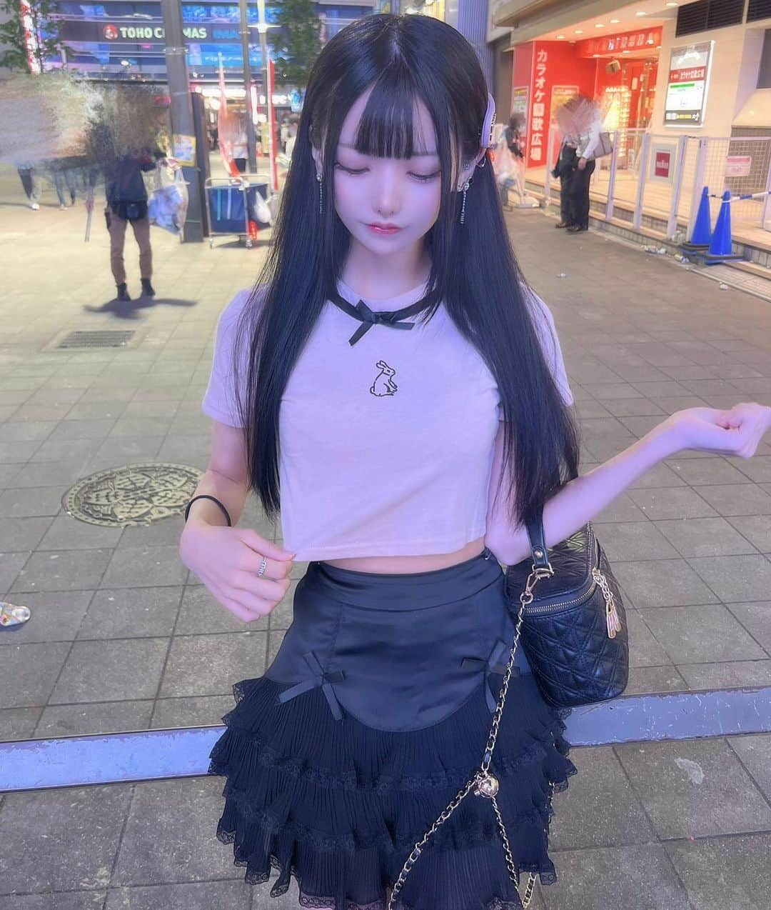 うさぎちゃんさんのインスタグラム写真 - (うさぎちゃんInstagram)「お問い合わせ沢山あったうさぎTシャツ販売開始しました꣘ ꣘ ⑉ ɞ̴̶̷ ·̮ ɞ̴̶̷ ⑉♡ この写真はピンク着用してます どっちの色もかわいくておすすめ❕❕  スカートもバックも @rabbimiu  o,+:｡☆.*・+｡です」8月20日 15時28分 - usagi___hime