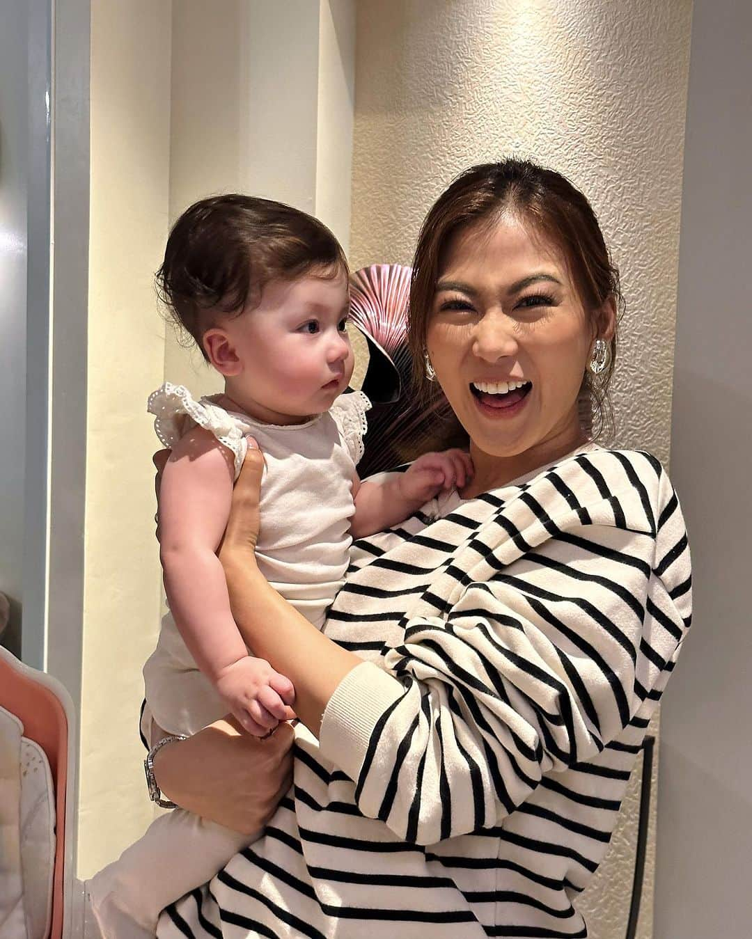 Alex Gonzagaさんのインスタグラム写真 - (Alex GonzagaInstagram)「Hiwagang hiwaga si peanut sa ninang e! Swipe to see Hehehe  Super cute!!!! #LinkinmyBio」8月20日 15時28分 - cathygonzaga