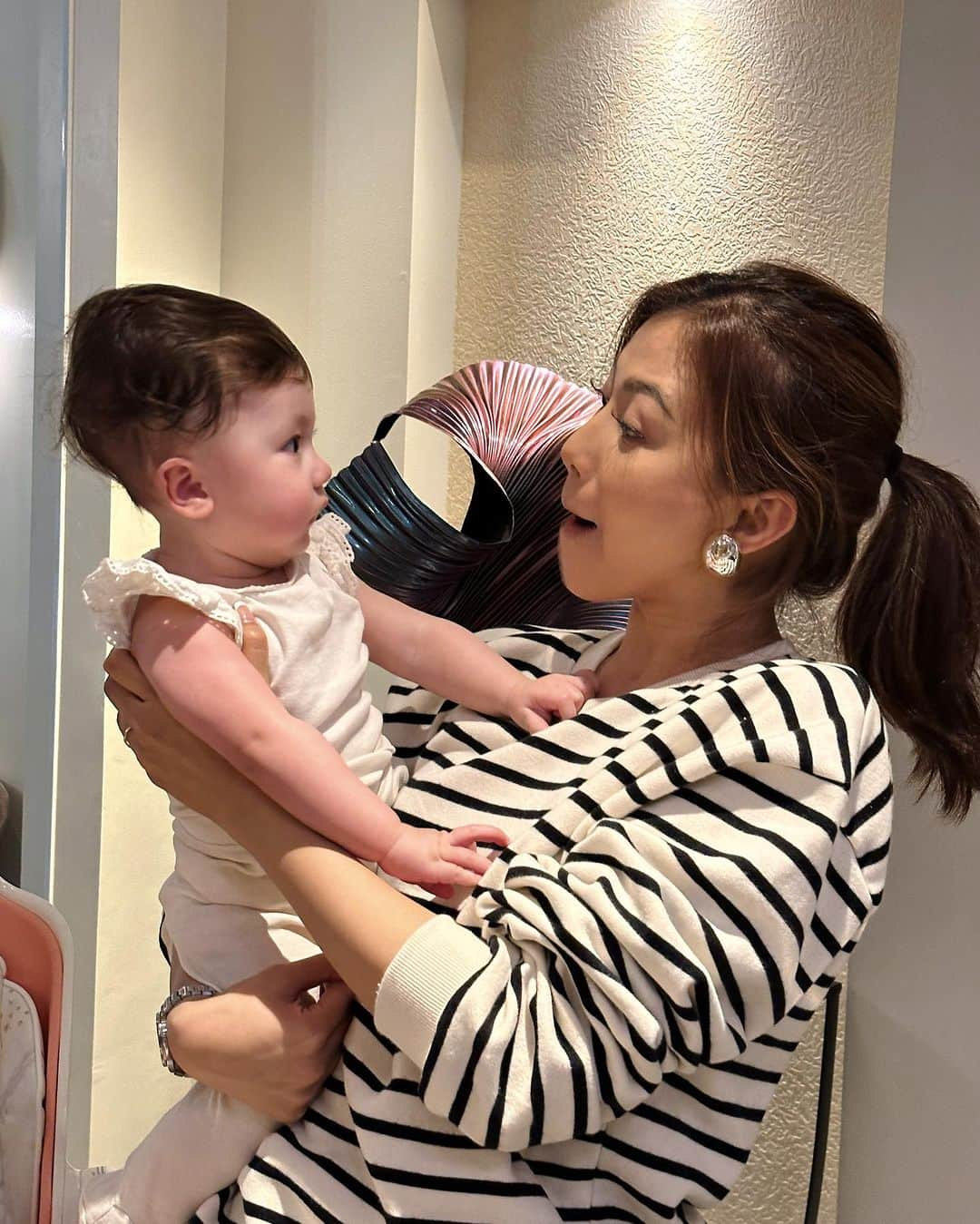 Alex Gonzagaさんのインスタグラム写真 - (Alex GonzagaInstagram)「Hiwagang hiwaga si peanut sa ninang e! Swipe to see Hehehe  Super cute!!!! #LinkinmyBio」8月20日 15時28分 - cathygonzaga