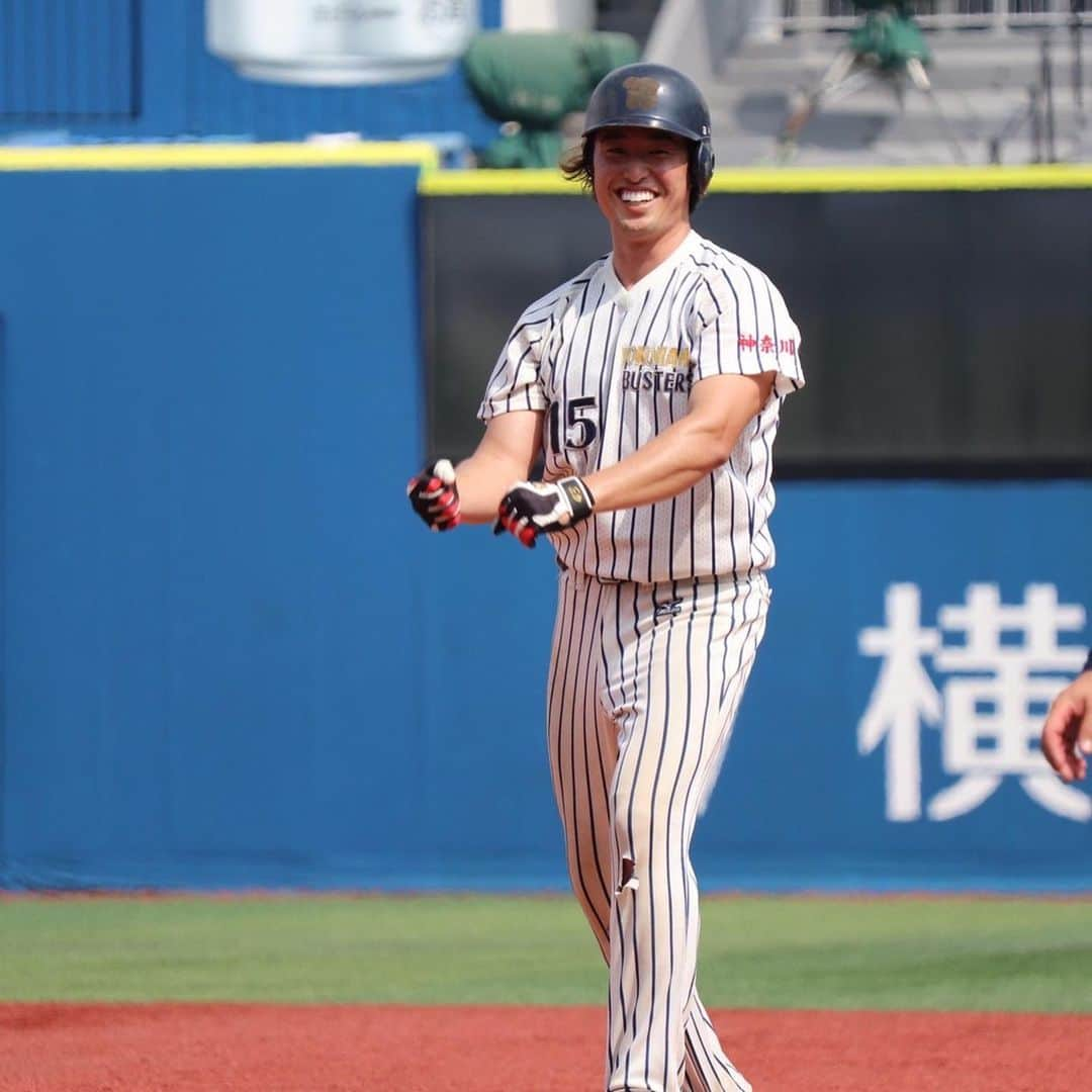 三ツ間卓也さんのインスタグラム写真 - (三ツ間卓也Instagram)「⚾️ 皆さんこんにちは！✨  今日は横浜スタジアム🏟にて 神奈川県軟式野球大会決勝戦✨  戦ってきました👍  実は7月から 元中日ドラゴンズ DeNAベイスターズの 武藤祐太さんから⚾️ 草野球のお誘いがあり☀️ 参加させて頂いたき 勝ち進むと ハマスタで決勝戦があるという事で、みなさんの力で😎  今日の横浜スタジアムまで 辿り着きました😤  そしてなんと、優勝しました🏆🥇  自分的には またプロ野球の球場で野球できると思わず🙇 皆さんが凄い楽しそうに 野球をやってたのを見て ずごい、感慨深かったです🥇  ノーサイン！ 全員ホームラン狙い！ のチームです😌  僕は投げる専門として笑 3試合完投勝利⚾️  野球を純粋を楽しむことができました👍 こんな暑い中現役でやってる選手の皆さんは 凄いなと心底思いました☀️ 観戦行かれる皆さんも熱中症対策してくださいね⚠️  また試合後には⚾️ サプライズをして頂きました😭  それは次の投稿で📷  #三ツ間卓也#三ツ間農園#横浜バスターズ#武藤祐太#中日ドラゴンズ#DeNAベイスターズ#苺狩り#苺一会」8月20日 15時34分 - mitsuma_takuya_43_15