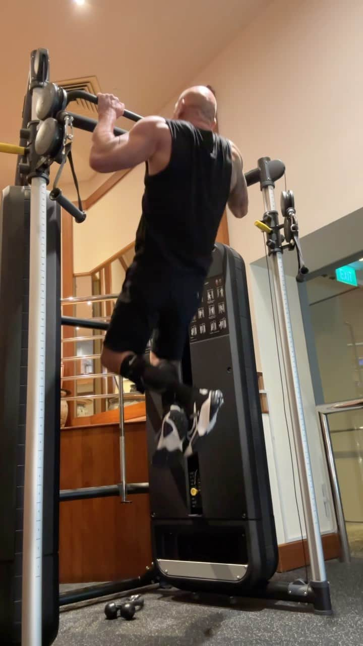 マイケル・クリムのインスタグラム：「Sunday is not always a rest day… missed the couple days of rehab so made the most of the great gym and spa here @fairmontsingapore #rehab #cidp @dickiehamish #cidpwarrior @thefacesofguillainbarreandcidp」