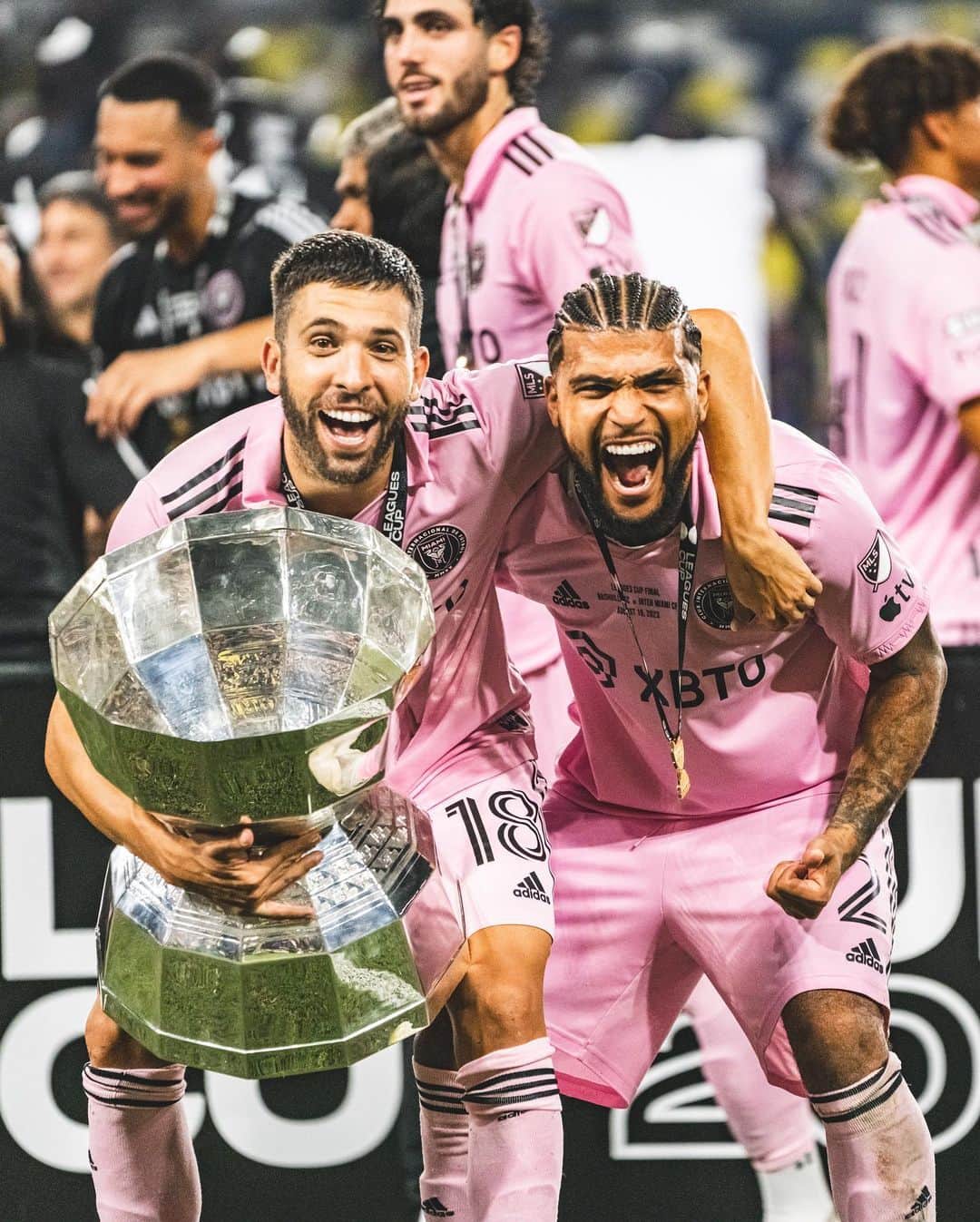のインスタグラム：「Champions🤞🏽🗻💗🖤💗🖤」