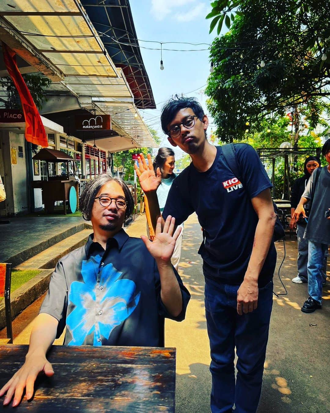 後藤正文のインスタグラム：「ビデオの撮影。そしてレコードを買いに市内へ。  #jakarta #indonesia #asiankungfugeneration #gotch」